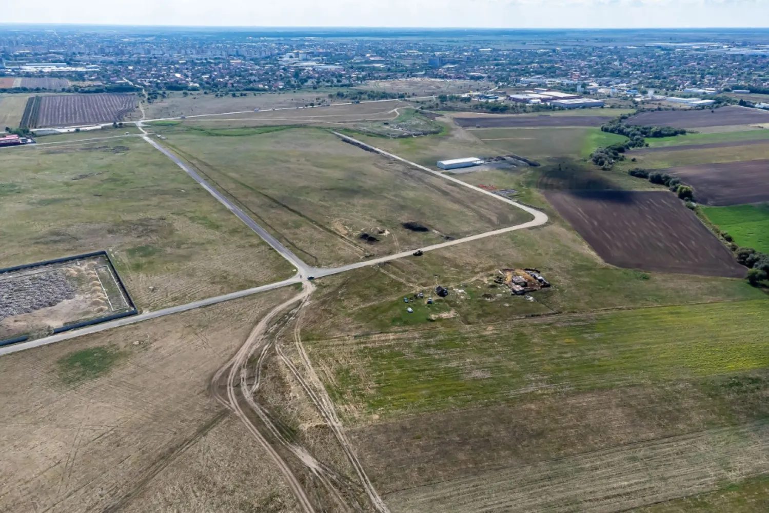 Oportunitate – Teren industrial 1.663 mp lângă Centura Vest Arad - Vă propunem spre vânzare un teren industrial cu potențial deosebit, cu acces direct din Centura de Vest a Aradului.

📌 Detalii teren:
Suprafață: 1.663 mp (dar putem să vă punem la dispoziție și suprafețe mai mari)
Regim: intravilan, cu acces facil la drumurile principale
Front stradal: 34 m
Acces imediat la Centura Aradului și la infrastructura rutieră strategică

✅ Avantaje majore:
Zonă industrială și logistică aflată în plină expansiune
Potrivit pentru construcția de hale de producție, spații de depozitare, centre de distribuție sau fabrici
Poziționare excelentă pentru vizibilitate și accesibilitate
Arad este deja un hub industrial recunoscut, iar cererea pentru astfel de terenuri este în continuă creștere

💡 De ce merită această investiție?
Acest teren reprezintă o alegere strategică pentru companii care caută să se extindă rapid într-o zonă cu infrastructură solidă și acces la principalele artere rutiere. De asemenea, este ideal pentru investitori care urmăresc siguranța plasamentului și un randament ridicat pe termen lung, datorită creșterii constante a valorii zonei.

Nu dispui de toată suma? Te ajutăm noi gratuit! Îți obținem oferte de la 16 bănci.

Ai o proprietate de vânzare în Arad și vrei să știi cât valorează cu adevărat?
Sună-mă pentru o evaluare gratuită, fără obligații.

📲 Contact pentru vizionare și detalii:
Lucian Marc – Consultant Imobiliar Acasă Arad
Tel: 0746 093 329

Birou: ACASA | Agenție Imobiliară Arad
📍 Bulevardul Decebal 2, Arad 310133