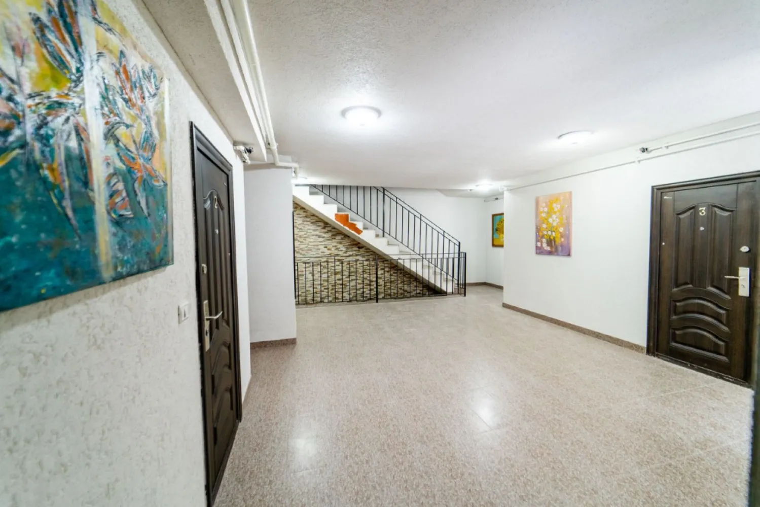 Apartament modern, pe str Tudor Vladimirescu Arad - Ești în căutarea unei proprietăți moderne, într-o zonă de top din Arad?

Pe strada Tudor Vladimirescu, într-un bloc nou, propun spre vinzare un apartament cu un dormitor, complet mobilat și utilat, aflat la etajul 3 din 4. Apartamentul este compus din bucătărie spațioasă cu loc de luat masa și acces pe balcon, coridor cu locuri de depozitare, dormitor cu pat matrimonial, baie cu cadă si fereastră de aerisire. Totodată la subsol apartamentul deține o boxă de 7,5 mp. 

Proprietăți de acest tip apar extrem de rar la vânzare!

Bucătăria spațioasă cu loc de luat masa, baia generoasă cu cadă și fereastră pentru aerisire naturală,
Centrala pe gaz și aerul condiționat nou îți garantează confortul deplin. 

Totul este pregătit pentru a te muta imediat sau pentru a închiria cu venituri din prima zi.

Programează acum o vizionare și descoperă de ce acest apartament este o alegere unică. 
Contact: Andrei Caracioni telefon 0757 662 907

Nu dispui de toată suma? Te ajutăm noi gratuit! Îți obținem oferte de la 16 bănci.

Ai o proprietate de vânzare în Arad și vrei să știi cât valorează cu adevărat?
Sună-mă pentru o evaluare gratuită, fără obligații.

Birou: ACASĂ | Agenție imobiliară Arad
Bulevardul Decebal 2, Arad 310133

Cod proprietate: CP2694988