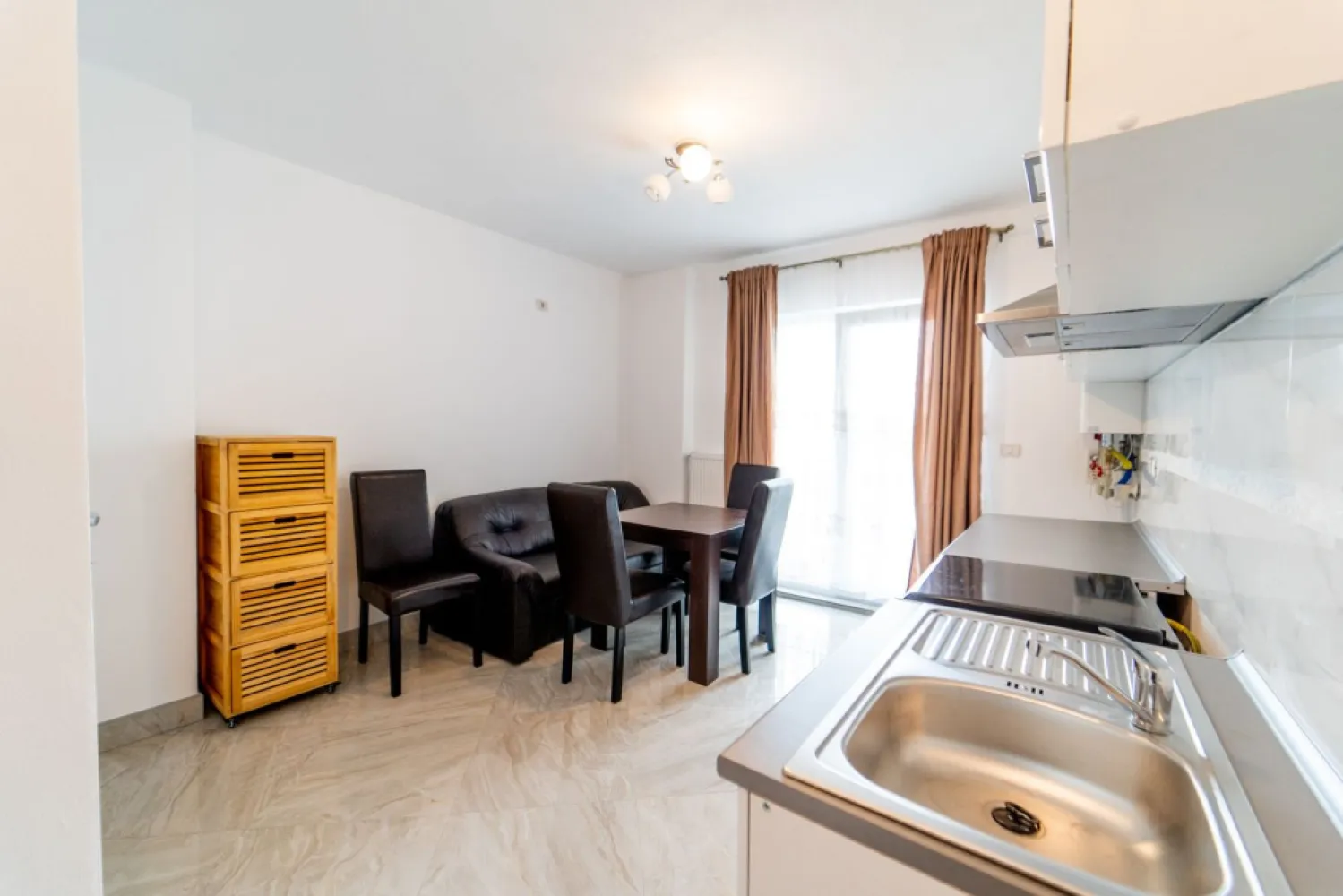 Apartament modern, pe str Tudor Vladimirescu Arad - Ești în căutarea unei proprietăți moderne, într-o zonă de top din Arad?

Pe strada Tudor Vladimirescu, într-un bloc nou, propun spre vinzare un apartament cu un dormitor, complet mobilat și utilat, aflat la etajul 3 din 4. Apartamentul este compus din bucătărie spațioasă cu loc de luat masa și acces pe balcon, coridor cu locuri de depozitare, dormitor cu pat matrimonial, baie cu cadă si fereastră de aerisire. Totodată la subsol apartamentul deține o boxă de 7,5 mp. 

Proprietăți de acest tip apar extrem de rar la vânzare!

Bucătăria spațioasă cu loc de luat masa, baia generoasă cu cadă și fereastră pentru aerisire naturală,
Centrala pe gaz și aerul condiționat nou îți garantează confortul deplin. 

Totul este pregătit pentru a te muta imediat sau pentru a închiria cu venituri din prima zi.

Programează acum o vizionare și descoperă de ce acest apartament este o alegere unică. 
Contact: Andrei Caracioni telefon 0757 662 907

Nu dispui de toată suma? Te ajutăm noi gratuit! Îți obținem oferte de la 16 bănci.

Ai o proprietate de vânzare în Arad și vrei să știi cât valorează cu adevărat?
Sună-mă pentru o evaluare gratuită, fără obligații.

Birou: ACASĂ | Agenție imobiliară Arad
Bulevardul Decebal 2, Arad 310133

Cod proprietate: CP2694988