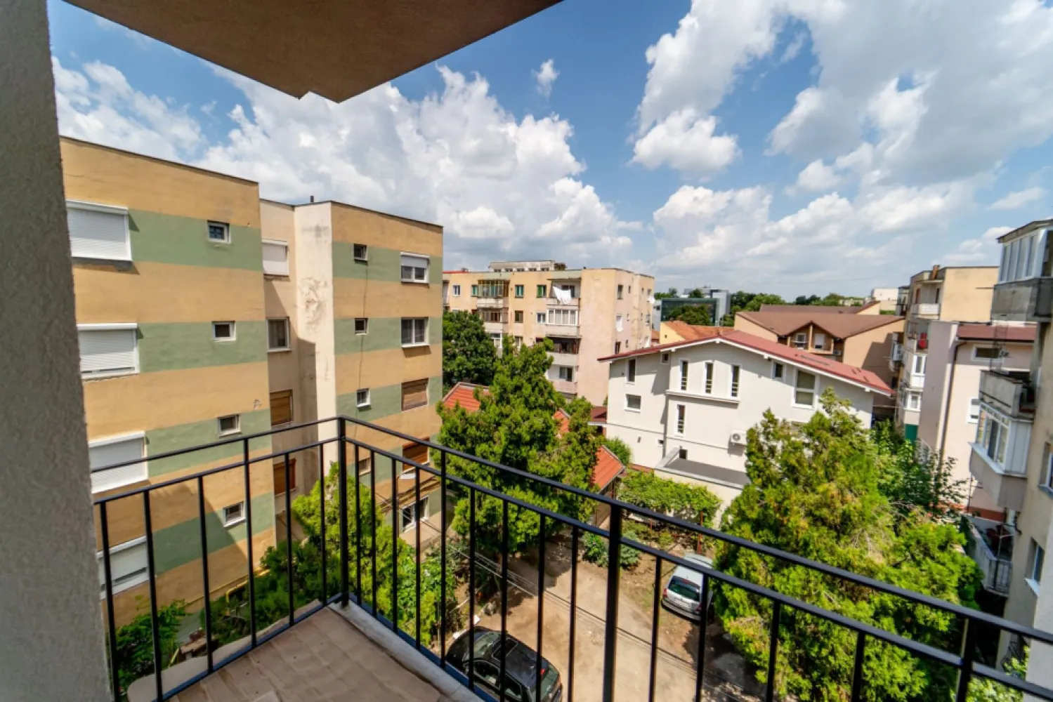 Apartament modern, pe str Tudor Vladimirescu Arad - Ești în căutarea unei proprietăți moderne, într-o zonă de top din Arad?

Pe strada Tudor Vladimirescu, într-un bloc nou, propun spre vinzare un apartament cu un dormitor, complet mobilat și utilat, aflat la etajul 3 din 4. Apartamentul este compus din bucătărie spațioasă cu loc de luat masa și acces pe balcon, coridor cu locuri de depozitare, dormitor cu pat matrimonial, baie cu cadă si fereastră de aerisire. Totodată la subsol apartamentul deține o boxă de 7,5 mp. 

Proprietăți de acest tip apar extrem de rar la vânzare!

Bucătăria spațioasă cu loc de luat masa, baia generoasă cu cadă și fereastră pentru aerisire naturală,
Centrala pe gaz și aerul condiționat nou îți garantează confortul deplin. 

Totul este pregătit pentru a te muta imediat sau pentru a închiria cu venituri din prima zi.

Programează acum o vizionare și descoperă de ce acest apartament este o alegere unică. 
Contact: Andrei Caracioni telefon 0757 662 907

Nu dispui de toată suma? Te ajutăm noi gratuit! Îți obținem oferte de la 16 bănci.

Ai o proprietate de vânzare în Arad și vrei să știi cât valorează cu adevărat?
Sună-mă pentru o evaluare gratuită, fără obligații.

Birou: ACASĂ | Agenție imobiliară Arad
Bulevardul Decebal 2, Arad 310133

Cod proprietate: CP2694988