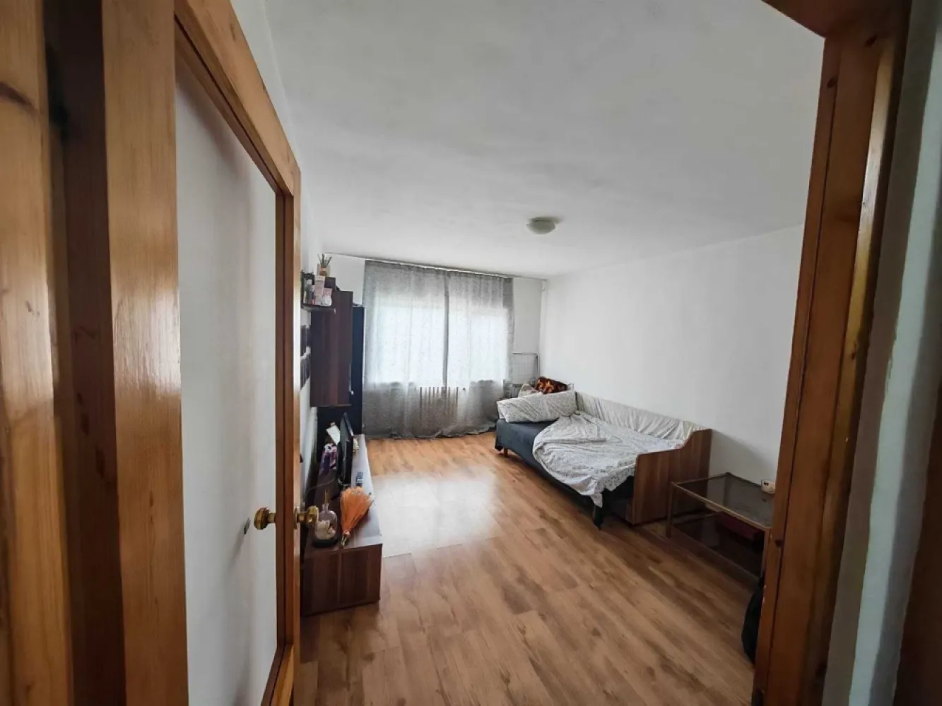 Garsoniera, 32 mp, Nufarul Oradea. 62 000 E. Comision 0 - De vanzare: garsoniera tip D pe str.Bumbacului,in spate la Profi zona Nufarul –Oradea, mobilata si utilata. 62 000 E. Comision 0

Apartamentul este poziționat la etajul 4 din 4 , cu o suprafața utila de 32 mp, de tip D.

Caracteristici principale:
• Suprafață utilă: 32 mp
• Compartimentare eficientă: hol, bucatarie, baie cu cada si dormitor.
• Încălzire de la rețeaua de termoficare a orașului (calorifere)
• Se vinde complet mobilat utilat cu :televizor, frigider, masina de spalat rufe, aragaz, geamuri termopan.
Vecinătăți și facilități în imediata apropiere:
• Lotus Mall, parcul Salca,McDonald's, supermarket-uri, magazine
• Mijloace de transport în comun
• scoli, gradinite
• locuri de parcare la liber in fata si spatele blocului Preț : 62.000€

Pentru mai multe informatii sau pentru vizionare, 0751 777 844 Madian Bosca