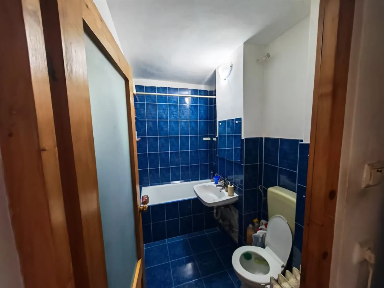 Garsoniera, 32 mp, Nufarul Oradea. 62 000 E. Comision 0 - De vanzare: garsoniera tip D pe str.Bumbacului,in spate la Profi zona Nufarul –Oradea, mobilata si utilata. 62 000 E. Comision 0

Apartamentul este poziționat la etajul 4 din 4 , cu o suprafața utila de 32 mp, de tip D.

Caracteristici principale:
• Suprafață utilă: 32 mp
• Compartimentare eficientă: hol, bucatarie, baie cu cada si dormitor.
• Încălzire de la rețeaua de termoficare a orașului (calorifere)
• Se vinde complet mobilat utilat cu :televizor, frigider, masina de spalat rufe, aragaz, geamuri termopan.
Vecinătăți și facilități în imediata apropiere:
• Lotus Mall, parcul Salca,McDonald's, supermarket-uri, magazine
• Mijloace de transport în comun
• scoli, gradinite
• locuri de parcare la liber in fata si spatele blocului Preț : 62.000€

Pentru mai multe informatii sau pentru vizionare, 0751 777 844 Madian Bosca