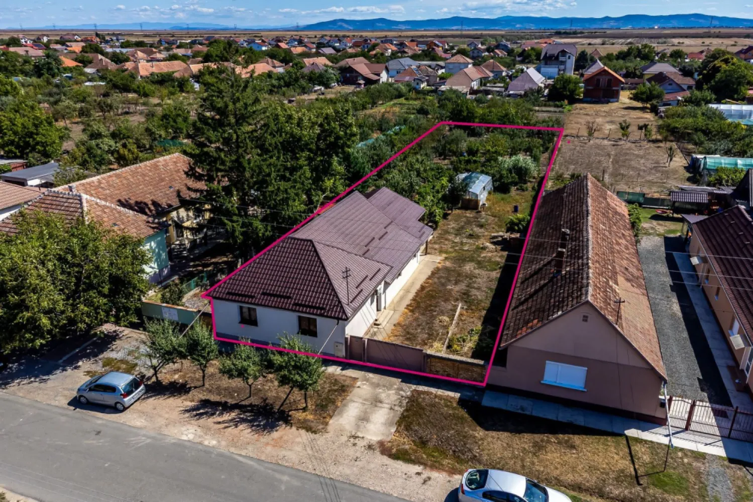 Casa 4 camere - Teren 1603mp - Livada, Arad - COMISION 0% - Vă propunem spre vânzare o casă solidă, în mare parte din cărămidă, situată în comuna Livada, la doar câteva minute de municipiul Arad, ideală pentru o familie care își dorește liniște, spațiu și confort.

📐 Compartimentare și dotări:
- 3 dormitoare
- Living spațios cu loc de luat masa, cu acces direct la bucătărie
- Hol generos
- Baie cu cadă
- Terasă acoperită, ideală pentru relaxare sau zonă de grătar

🏡 Detalii ale construcției:
- Casă izolată la exterior pentru un plus de confort termic
- Acoperiș nou, complet schimbat
- Încălzire prin centrală termică pe gaz

🌳 Teren și facilități exterioare:
- Suprafață teren: 1.603 mp
- Front stradal: 19 ml
- Acces auto și numeroase locuri de parcare
- Grădină cu pomi fructiferi, viță de vie cu rod bogat și o seră pentru legume

Această proprietate este perfectă pentru cei care doresc să se bucure de avantajele vieții la curte, cu spații generoase și natură la îndemână, dar în același timp să rămână aproape de oraș.

📞 Pentru mai multe informații sau pentru programarea unei vizionări, nu ezitați să mă contactați la 0755 274 519 - Daniel Hord - Consultant imobiliar.

Nu dispui de toată suma? Te ajutăm noi gratuit! Îți obținem oferte de la 16 bănci
Ai o proprietate de vânzare în Arad și vrei să știi cât valorează cu adevărat?
Sună-mă pentru o evaluare GRATUITĂ!

Birou: ACASĂ | Agenție imobiliară Arad
Adresă: Bulevardul Decebal 2, Arad 310133
