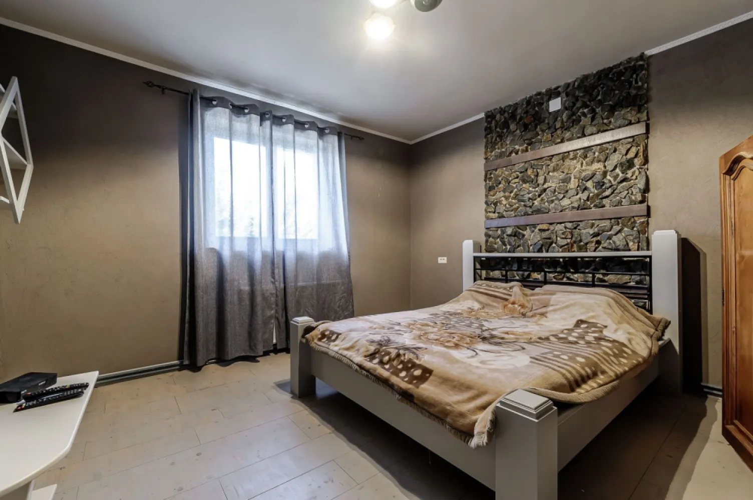 Casa 4 camere - Teren 1603mp - Livada, Arad - COMISION 0% - Vă propunem spre vânzare o casă solidă, în mare parte din cărămidă, situată în comuna Livada, la doar câteva minute de municipiul Arad, ideală pentru o familie care își dorește liniște, spațiu și confort.

📐 Compartimentare și dotări:
- 3 dormitoare
- Living spațios cu loc de luat masa, cu acces direct la bucătărie
- Hol generos
- Baie cu cadă
- Terasă acoperită, ideală pentru relaxare sau zonă de grătar

🏡 Detalii ale construcției:
- Casă izolată la exterior pentru un plus de confort termic
- Acoperiș nou, complet schimbat
- Încălzire prin centrală termică pe gaz

🌳 Teren și facilități exterioare:
- Suprafață teren: 1.603 mp
- Front stradal: 19 ml
- Acces auto și numeroase locuri de parcare
- Grădină cu pomi fructiferi, viță de vie cu rod bogat și o seră pentru legume

Această proprietate este perfectă pentru cei care doresc să se bucure de avantajele vieții la curte, cu spații generoase și natură la îndemână, dar în același timp să rămână aproape de oraș.

📞 Pentru mai multe informații sau pentru programarea unei vizionări, nu ezitați să mă contactați la 0755 274 519 - Daniel Hord - Consultant imobiliar.

Nu dispui de toată suma? Te ajutăm noi gratuit! Îți obținem oferte de la 16 bănci
Ai o proprietate de vânzare în Arad și vrei să știi cât valorează cu adevărat?
Sună-mă pentru o evaluare GRATUITĂ!

Birou: ACASĂ | Agenție imobiliară Arad
Adresă: Bulevardul Decebal 2, Arad 310133