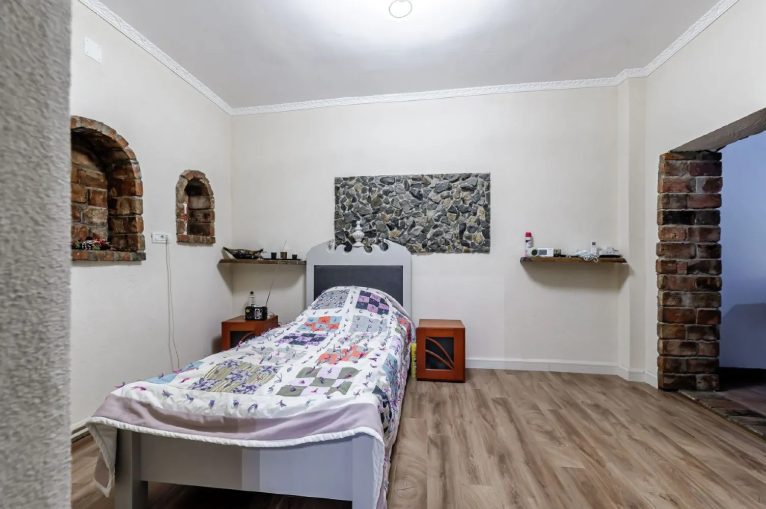 Casa 4 camere - Teren 1603mp - Livada, Arad - COMISION 0% - Vă propunem spre vânzare o casă solidă, în mare parte din cărămidă, situată în comuna Livada, la doar câteva minute de municipiul Arad, ideală pentru o familie care își dorește liniște, spațiu și confort.

📐 Compartimentare și dotări:
- 3 dormitoare
- Living spațios cu loc de luat masa, cu acces direct la bucătărie
- Hol generos
- Baie cu cadă
- Terasă acoperită, ideală pentru relaxare sau zonă de grătar

🏡 Detalii ale construcției:
- Casă izolată la exterior pentru un plus de confort termic
- Acoperiș nou, complet schimbat
- Încălzire prin centrală termică pe gaz

🌳 Teren și facilități exterioare:
- Suprafață teren: 1.603 mp
- Front stradal: 19 ml
- Acces auto și numeroase locuri de parcare
- Grădină cu pomi fructiferi, viță de vie cu rod bogat și o seră pentru legume

Această proprietate este perfectă pentru cei care doresc să se bucure de avantajele vieții la curte, cu spații generoase și natură la îndemână, dar în același timp să rămână aproape de oraș.

📞 Pentru mai multe informații sau pentru programarea unei vizionări, nu ezitați să mă contactați la 0755 274 519 - Daniel Hord - Consultant imobiliar.

Nu dispui de toată suma? Te ajutăm noi gratuit! Îți obținem oferte de la 16 bănci
Ai o proprietate de vânzare în Arad și vrei să știi cât valorează cu adevărat?
Sună-mă pentru o evaluare GRATUITĂ!

Birou: ACASĂ | Agenție imobiliară Arad
Adresă: Bulevardul Decebal 2, Arad 310133