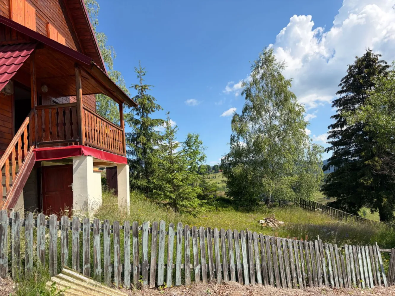 Cabană, 3 dormitoare, Arieseni, vedere panoramică. 75 000 E (neg) - De vânzare: Cabană din lemn, în Arieșeni (sat Bubești) – vedere panoramică. P+ M, teren 270 mp, SU 112 mp, 3 dormitoare, 2 băi, utilitati. 75 000 Euro, negociabil. Comision 0.

Cabană din lemn, construită cu grijă în 2006, refugiul perfect în inima Apusenilor, fie că o vrei pentru tine, fie ca investiție turistică.

Configurație Excelentă (P+M): Suprafață desfășurată de 112 mp.
Spațiu Interior: 3 dormitoare decomandate (unul la parter, două la etaj).
O bucătărie generoasă cu loc de servit masa.
2 Băi
2 Holuri
Terasa exterioară, locul perfect pentru cafeaua de dimineață cu o splendidă privire spre răsărit.

Dotări și utilități:
Sistem de încălzire: Centrală pe lemne eficientă, amplasată într-o anexă separată (fără praf sau zgomot în casă).
Apă caldă: Boiler electric inclus.
Utilități complete: Conectată la rețeaua de apă și curent electric.
Teren: Suprafață de 270 mp.

Locație: Arieșeni, sat Bubești – zonă liniștită, ferită de agitație, dar cu acces la frumusețile zonei.

Contact: Flavius Bunoiu 0751 254 234