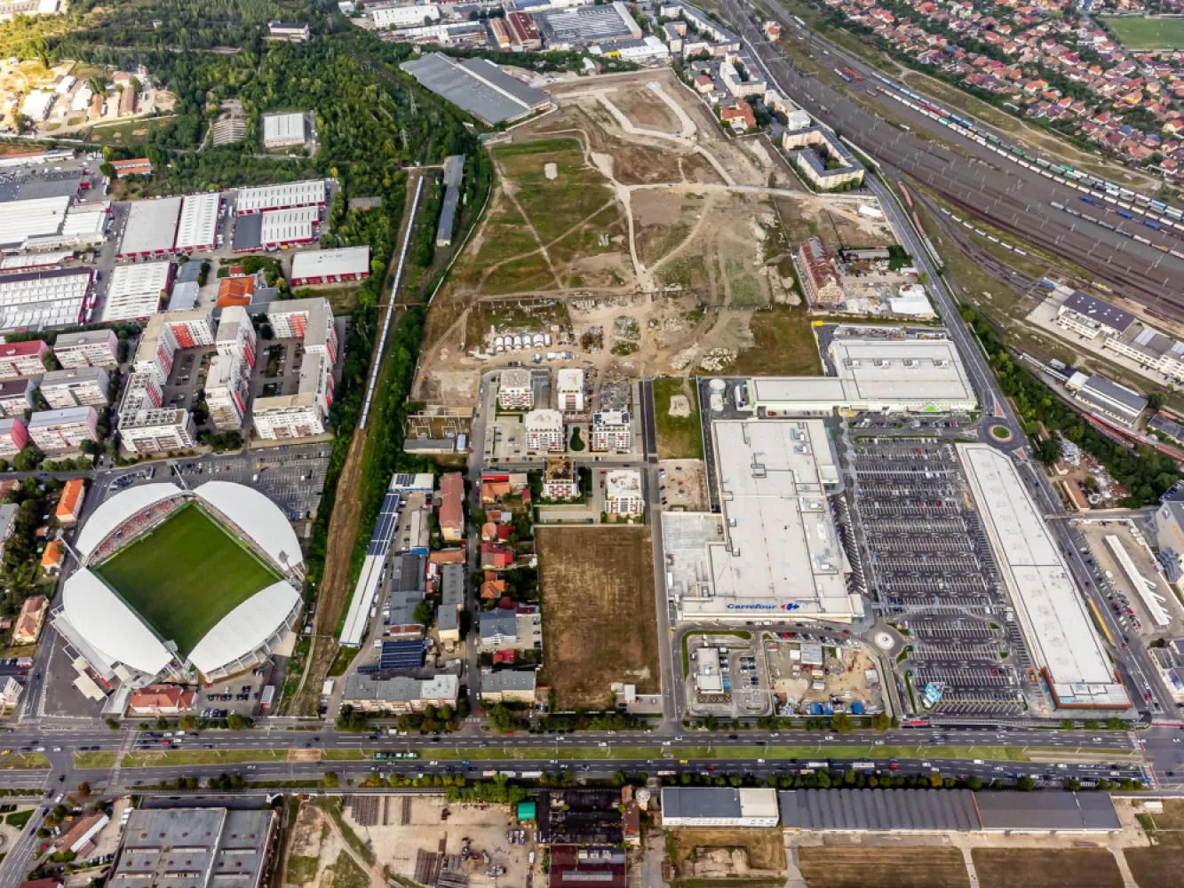 Aici construiești mai mult decât o casă… un stil de viață. - Direct de la dezvoltator!
COMISION 0!

Urmărești să cumperi un teren pentru casă într-un cartier liniștit, dar aproape de toate facilitățile orașului? 

Acesta este locul ideal pentru tine și familia ta.

📌 O parcelă de teren în ARED CITY, un cartier privat, cu acces controlat și atmosferă de mică comunitate. 
BONUS? Este la doar câțiva pași de un parc spectaculos, amenajat pentru stil de viață activ și echilibrat.

🏞️ Parcul include:
* 4 piste de alergat și 8 piste de sprint din tartan (siguranță + confort)
* Un teren multisport multifuncțional (tenis, baschet, handbal, mini-fotbal)
* Amfiteatru de 900 mp pentru evenimente și socializare
* Mese de ping-pong, vegetație matură și alei de promenadă

📐 Teren ideal pentru construcția unei case de familie, un loc unde copiii tăi vor crește în siguranță, în aer liber, într-un mediu urban de top.

👉 Vino să-l vezi și imaginează-ți cât de ușor ar fi să îi spui „acasă”.

Parcela nr 145 din cartierul ARED, strada 6. Preț NU conține TVA și e valabil până la data de 30.06.2025.
Suprafața terenului este de 308 mp, cu front stradal de 12 m, parcare de 25 mp.

Cumpără terenul tău în cel mai nou cartier din orașul Arad, aproape de Atrium Mall, complexul comercial AFI, în imediata apropiere a noului parc de 1,6ha din cadrul cartierului ARED RED 9. 

📲 Scrie-mi pe WhatApp pentru detalii și programări. Tel: 0757662907 Andrei Caracioni
Nu dispui de toată suma? Te ajutăm noi gratuit! Îți obținem oferte de la 16 bănci.

Ai o proprietate de vânzare în Arad și vrei să știi cât valorează cu adevărat?
Sună-mă pentru o evaluare gratuită, fără obligații.

Birou: ACASĂ | Agenție imobiliară Arad
Bulevardul Decebal 2, Arad 310133

Cod proprietate: CP2504467