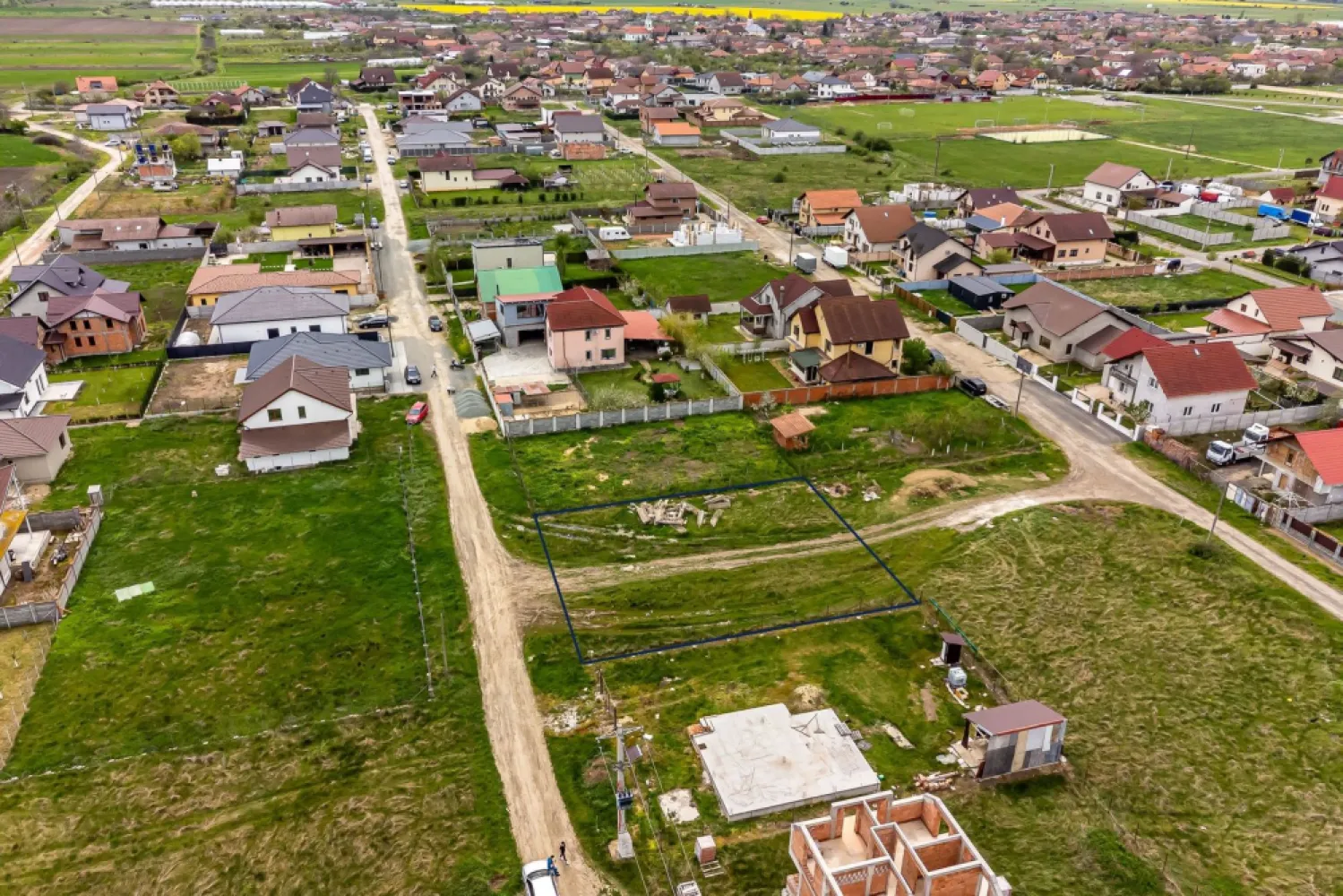 PRET NOU! Teren intravilan 748 mp - Sanleani, Arad - COMISION 0% - De vânzare teren de casă în Sânleani, la doar câțiva kilometri de Arad, cu o suprafață de 748 mp și un front stradal generos de 25 metri liniari.

✅ Ideal pentru construcția unei case – suficient spațiu pentru a-ți face locuința exact așa cum îți dorești!
✅ Utilitățile disponibile – gaz, curent, apă în fața parcelei
✅ Situat într-o zonă liniștită, perfectă pentru familii sau pentru cei care caută relaxare departe de agitația orașuluit
✅ Acces facil către Arad – locație excelentă pentru cei care lucrează în oraș, dar vor liniștea de la țară

Preț avantajos! Contactează-mă pentru mai multe detalii și pentru a programa o vizionare.

📞 0755 274 519 - Daniel Hord - Consultant imobiliar.

Nu dispui de toată suma? Te ajutăm noi gratuit! Îți obținem oferte de la 16 bănci
Ai o proprietate de vânzare în Arad și vrei să știi cât valorează cu adevărat?
Sună-mă pentru o evaluare GRATUITĂ!

Birou: ACASĂ | Agenție imobiliară Arad 
Adresă: Bulevardul Decebal 2, Arad 310133