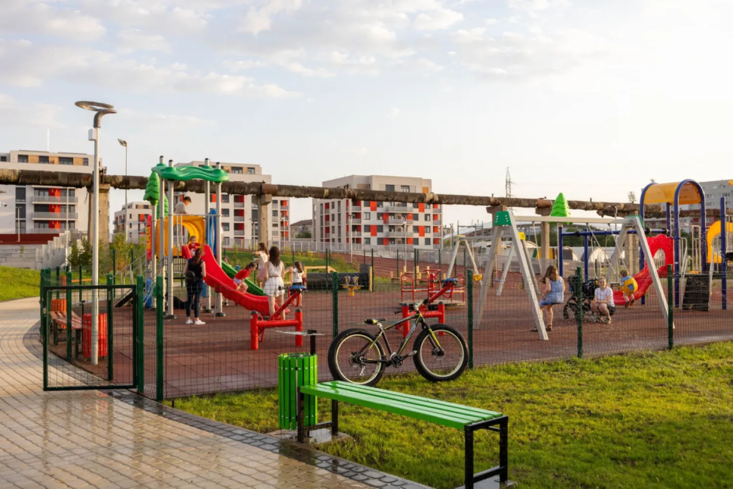 De vânzare parcelă de casă - 893 mp în ARED City - În ARED City Gardens, ai șansa să construiești pe cea mai mare parcelă disponibilă în acest moment – un avantaj rar într-un cartier premium, unde armonia arhitecturală și siguranța sunt reguli, nu promisiuni.

📍 893 mp teren
📊 POT 40% | CUT 1,2
🏡 Regim permis: S/D+P+1E/M/Er
🔑 Acces controlat, infrastructură modernă, iluminat stradal
🌿 16.000 mp parc amenajat (spații verzi, sport, piste alergare, amfiteatru)

În ARED City Gardens, ai șansa să construiești pe cea mai mare parcelă disponibilă în acest moment – un avantaj rar într-un cartier premium, unde armonia arhitecturală și siguranța sunt reguli, nu promisiuni.

💶 147.303 € + TVA | Comision 0% | Achiziție direct de la dezvoltator

👉 Sună acum și află de ce această parcelă este o oportunitate care nu va rămâne mult timp disponibilă.

📞 Mihai Molnar – Consultant ARED CITY 📲 0761 899 230
📍 ARED CITY | CENTRU – Bd. Decebal 2, Arad