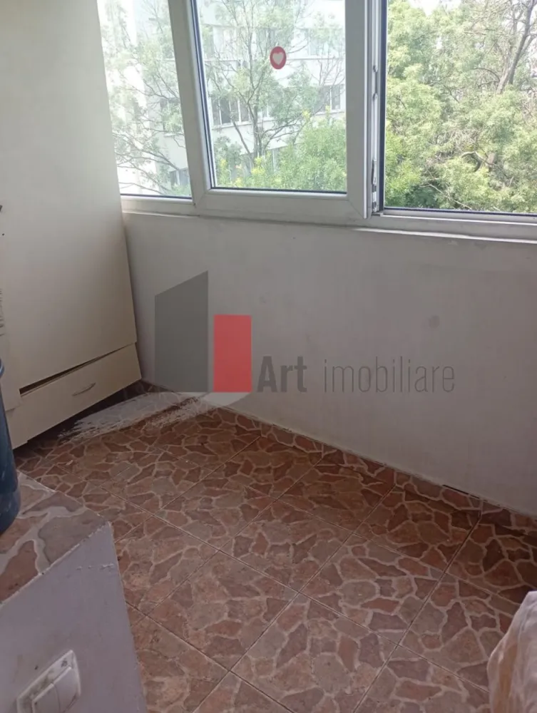 Apartament 2 camere, 2 balcoane bdul Basarabia - Căutarea ta pentru un apartament de 2 camere ideal ar putea să se oprească aici! Îți propunem un apartament excelent situat, la doar 5 minute de mers pe jos de stația de metrou Costin Georgian, cu acces facil și către Parcul IOR și binecunoscutul restaurant Ivan's Grill din zonă.
Oportunitate în zona Diham 
Acest apartament, poziționat la etajul 6 din 9 într-un bloc construit în 1970, este anvelopat termic (fără risc seismic), oferind un confort termic sporit și costuri reduse.
Spațiu și Îmbunătățiri de Calitate
Spațiul interior este eficient compartimentat și completat de două avantaje majore: decomandat circular.
2 balcoane închise în tâmplărie termopan (cu geamuri Rehau).
2 dressinguri generoase, perfecte pentru organizare.
Apartamentul a trecut prin modernizări majore care îți asigură o mutare fără bătăi de cap:
Rețea electrică și instalație sanitară (țevărie) complet schimbate.
Uși de interior și ușa de la intrare au fost schimbatae 
5 min Metrou Costin Georgian (5 minute), Parc IOR, Ivan's Grill.
Aceasta este o ocazie excelentă de a te muta într-o zonă civilizată, cu toate facilitățile la îndemână, într-un apartament ce a trecut printr-o renovare ampla acum necesitatand o interventii minime de igienizare