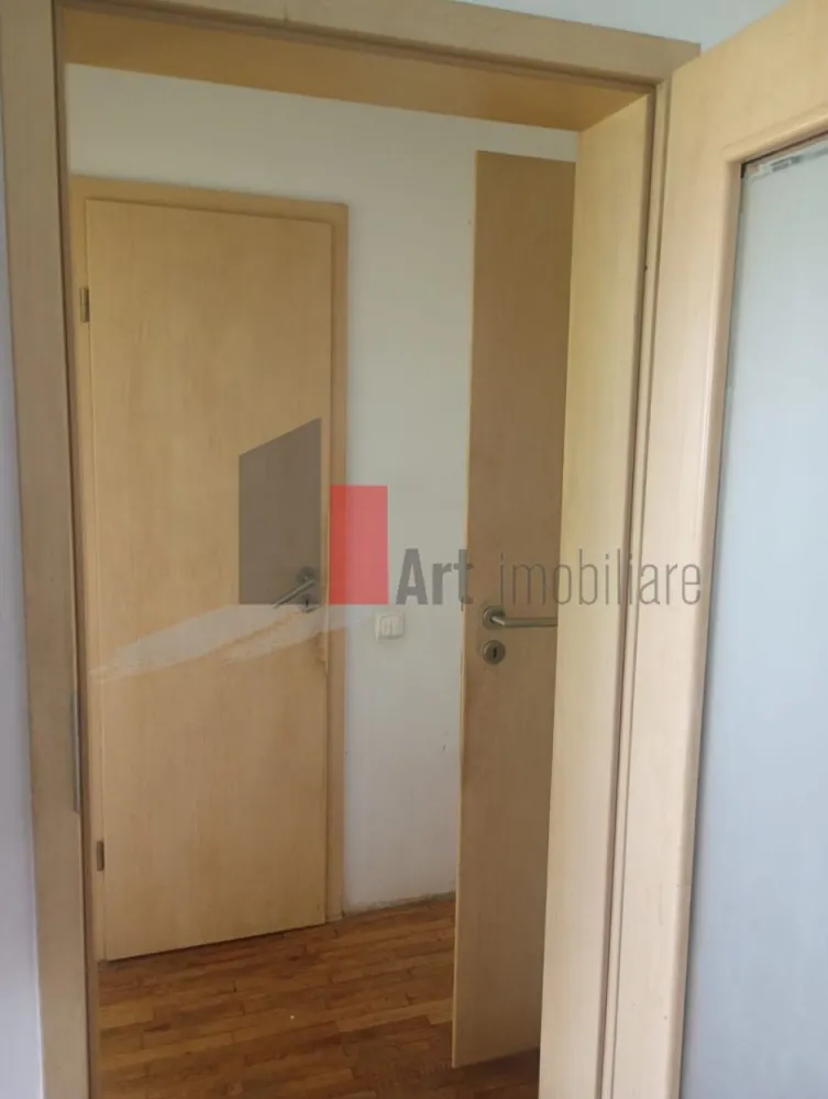 Apartament 2 camere, 2 balcoane bdul Basarabia - Căutarea ta pentru un apartament de 2 camere ideal ar putea să se oprească aici! Îți propunem un apartament excelent situat, la doar 5 minute de mers pe jos de stația de metrou Costin Georgian, cu acces facil și către Parcul IOR și binecunoscutul restaurant Ivan's Grill din zonă.
Oportunitate în zona Diham 
Acest apartament, poziționat la etajul 6 din 9 într-un bloc construit în 1970, este anvelopat termic (fără risc seismic), oferind un confort termic sporit și costuri reduse.
Spațiu și Îmbunătățiri de Calitate
Spațiul interior este eficient compartimentat și completat de două avantaje majore: decomandat circular.
2 balcoane închise în tâmplărie termopan (cu geamuri Rehau).
2 dressinguri generoase, perfecte pentru organizare.
Apartamentul a trecut prin modernizări majore care îți asigură o mutare fără bătăi de cap:
Rețea electrică și instalație sanitară (țevărie) complet schimbate.
Uși de interior și ușa de la intrare au fost schimbatae 
5 min Metrou Costin Georgian (5 minute), Parc IOR, Ivan's Grill.
Aceasta este o ocazie excelentă de a te muta într-o zonă civilizată, cu toate facilitățile la îndemână, într-un apartament ce a trecut printr-o renovare ampla acum necesitatand o interventii minime de igienizare