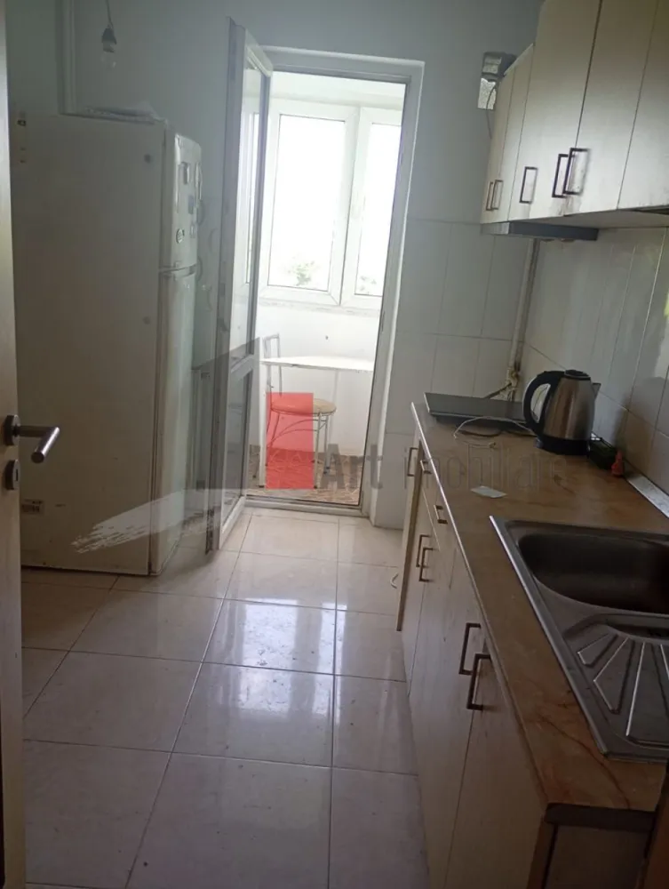 Apartament 2 camere, 2 balcoane bdul Basarabia - Căutarea ta pentru un apartament de 2 camere ideal ar putea să se oprească aici! Îți propunem un apartament excelent situat, la doar 5 minute de mers pe jos de stația de metrou Costin Georgian, cu acces facil și către Parcul IOR și binecunoscutul restaurant Ivan's Grill din zonă.
Oportunitate în zona Diham 
Acest apartament, poziționat la etajul 6 din 9 într-un bloc construit în 1970, este anvelopat termic (fără risc seismic), oferind un confort termic sporit și costuri reduse.
Spațiu și Îmbunătățiri de Calitate
Spațiul interior este eficient compartimentat și completat de două avantaje majore: decomandat circular.
2 balcoane închise în tâmplărie termopan (cu geamuri Rehau).
2 dressinguri generoase, perfecte pentru organizare.
Apartamentul a trecut prin modernizări majore care îți asigură o mutare fără bătăi de cap:
Rețea electrică și instalație sanitară (țevărie) complet schimbate.
Uși de interior și ușa de la intrare au fost schimbatae 
5 min Metrou Costin Georgian (5 minute), Parc IOR, Ivan's Grill.
Aceasta este o ocazie excelentă de a te muta într-o zonă civilizată, cu toate facilitățile la îndemână, într-un apartament ce a trecut printr-o renovare ampla acum necesitatand o interventii minime de igienizare