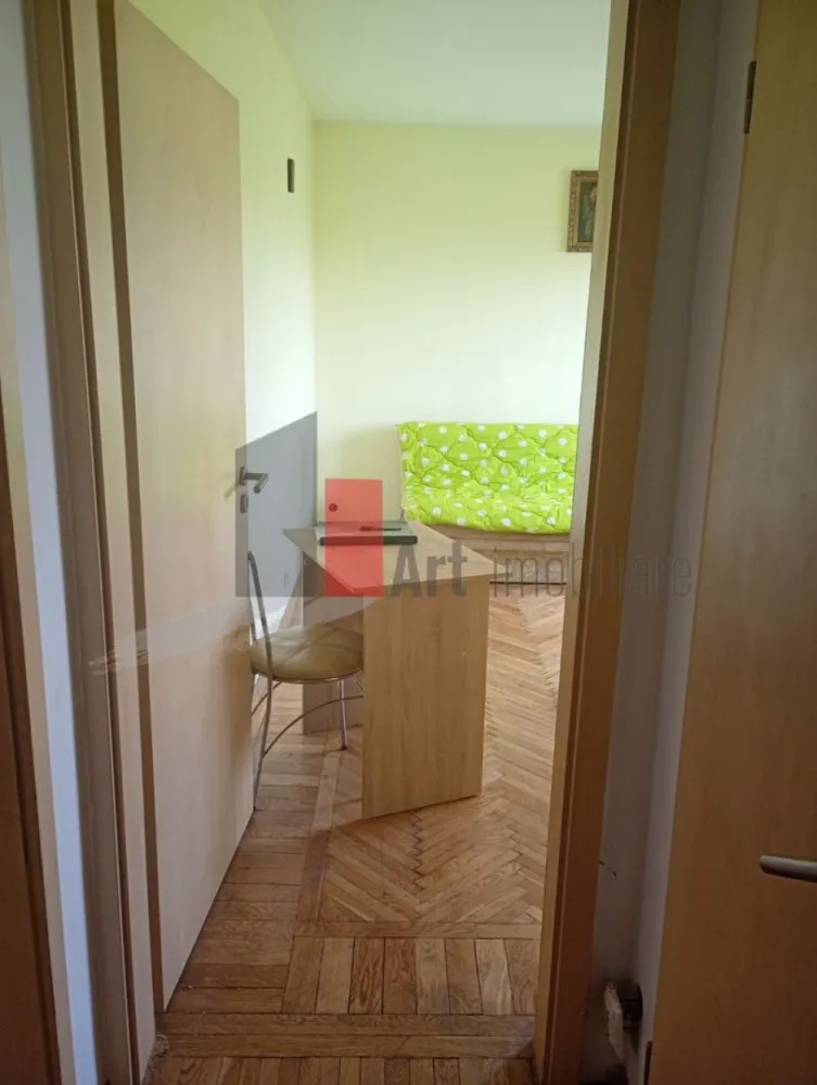 Apartament 2 camere, 2 balcoane bdul Basarabia - Căutarea ta pentru un apartament de 2 camere ideal ar putea să se oprească aici! Îți propunem un apartament excelent situat, la doar 5 minute de mers pe jos de stația de metrou Costin Georgian, cu acces facil și către Parcul IOR și binecunoscutul restaurant Ivan's Grill din zonă.
Oportunitate în zona Diham 
Acest apartament, poziționat la etajul 6 din 9 într-un bloc construit în 1970, este anvelopat termic (fără risc seismic), oferind un confort termic sporit și costuri reduse.
Spațiu și Îmbunătățiri de Calitate
Spațiul interior este eficient compartimentat și completat de două avantaje majore: decomandat circular.
2 balcoane închise în tâmplărie termopan (cu geamuri Rehau).
2 dressinguri generoase, perfecte pentru organizare.
Apartamentul a trecut prin modernizări majore care îți asigură o mutare fără bătăi de cap:
Rețea electrică și instalație sanitară (țevărie) complet schimbate.
Uși de interior și ușa de la intrare au fost schimbatae 
5 min Metrou Costin Georgian (5 minute), Parc IOR, Ivan's Grill.
Aceasta este o ocazie excelentă de a te muta într-o zonă civilizată, cu toate facilitățile la îndemână, într-un apartament ce a trecut printr-o renovare ampla acum necesitatand o interventii minime de igienizare