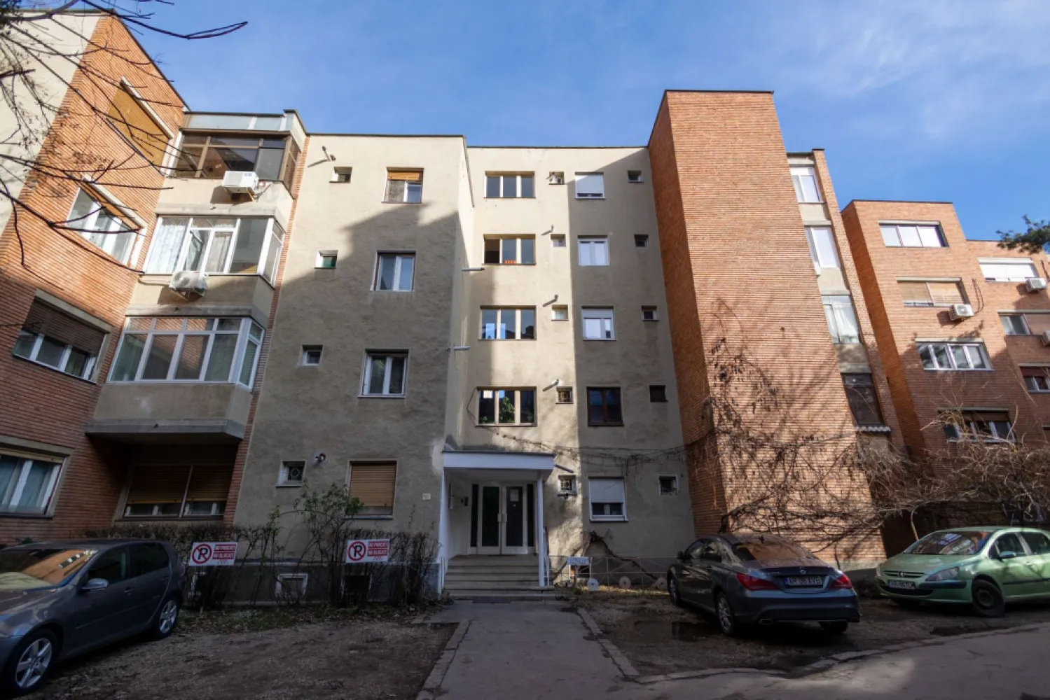 PRET NOU! Apartament decomandat 3 camere - str. Horia - COMISION 0% - Vă prezint un apartament spațios de 108 mp construiți, situat ultracentral pe strada Horia, în inima Aradului, la kilometrul 0. Apartamentul se află la parterul unui bloc de 4 etaje și este decomandat, oferind o compartimentare practică și versatilă.

Detalii cheie:
- 3 camere generoase, 2 băi, bucătărie si 2 holuri ce facilitează o bună organizare
- Parchet din lemn masiv: păstrat în stare bună
- Geamuri termopan: pentru eficiență energetică și confort
- Centrală termică pe gaz

Apartamentul necesită renovare, însă oferă o bază solidă și anumite îmbunătățiri existente, fiind ideal atât pentru locuit, cât și pentru diverse activități comerciale: spațiu de birouri, cabinet medical, sau alte servicii.
Locația este atuul principal: poziționat ultracentral, în apropierea principalelor puncte de interes, acces facil la transport public, instituții, restaurante și alte facilități.

Nu ratați această oportunitate de a deține un apartament într-o zonă premium din Arad!
Pentru mai multe detalii sau pentru programarea unei vizionări, contactează-mă la 0755 274 519 - Daniel Hord - Consultant imobiliar

Nu dispui de toată suma? Te ajutăm noi gratuit! Îți obținem oferte de la 16 bănci
Ai o proprietate de vânzare în Arad și vrei să știi cât valorează cu adevărat?
Sună-mă pentru o evaluare GRATUITĂ!

Birou: ACASĂ | Agenție imobiliară Arad
Adresă: Bulevardul Decebal 2, Arad 310133
