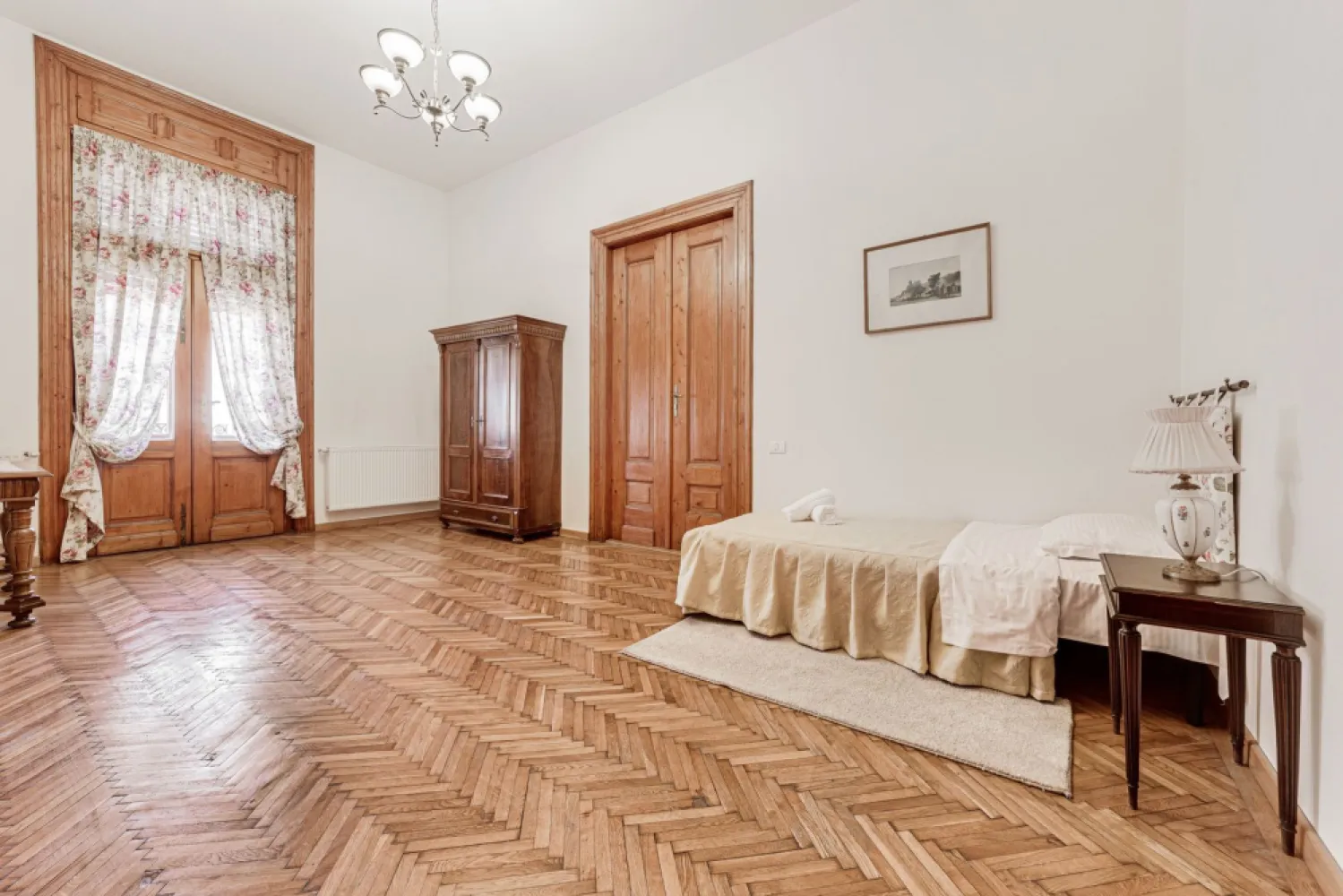Bijuterie arhitecturală cu istorie. Confort modern, Ultracentral. - Proprietate de lux complet renovată într-o clădire istorică, situată ultracentral în Arad! 
Aceasta este o oportunitate foarte rară pentru cei care apreciază eleganța, spațiul generos și avantajele unei locații premium.

Date tehnice:

Suprafață utilă: 175 mp.
Istorie și eleganță: Construit în anul 1913 de către marele arhitect Lajos Szantay, renovat cu grijă la detalii și finisaje clasice de calitate. Fațada și acoperișul clădirii au fost reabilitate complet in cursul anului 2024.
Spațiu și confort: 4 camere luminoase, 2 băi moderne (una cu cadă), bucătărie funcțională, 3 balcoane superbe.

Visezi la o locuință impresionantă, care îmbină luxul modern cu farmecul istoric? 

Acest apartament oferă o experiență de viață unică. Fiecare detaliu, de la designul clasic la reabilitarea completă a clădirii, confirmă statutul și eleganța unui spațiu exclusivist.

Nu rata ocazia de a deține și locui într-o proprietate deosebită!
Programează o vizionare chiar astăzi: 📞 Contact: 0757662907 Andrei Caracioni, consultant imobiliar Acasa Atad. 
Nu percepem comision.

Nu dispui de toată suma? Te ajutăm noi gratuit! Îți obținem oferte de la 16 bănci.

Ai o proprietate de vânzare în Arad și vrei să știi cât valorează cu adevărat?
Sună-mă pentru o evaluare gratuită, fără obligații.

Birou: ACASĂ | Agenție imobiliară Arad
Bulevardul Decebal 2, Arad 310133

Cod proprietate: CP2206597