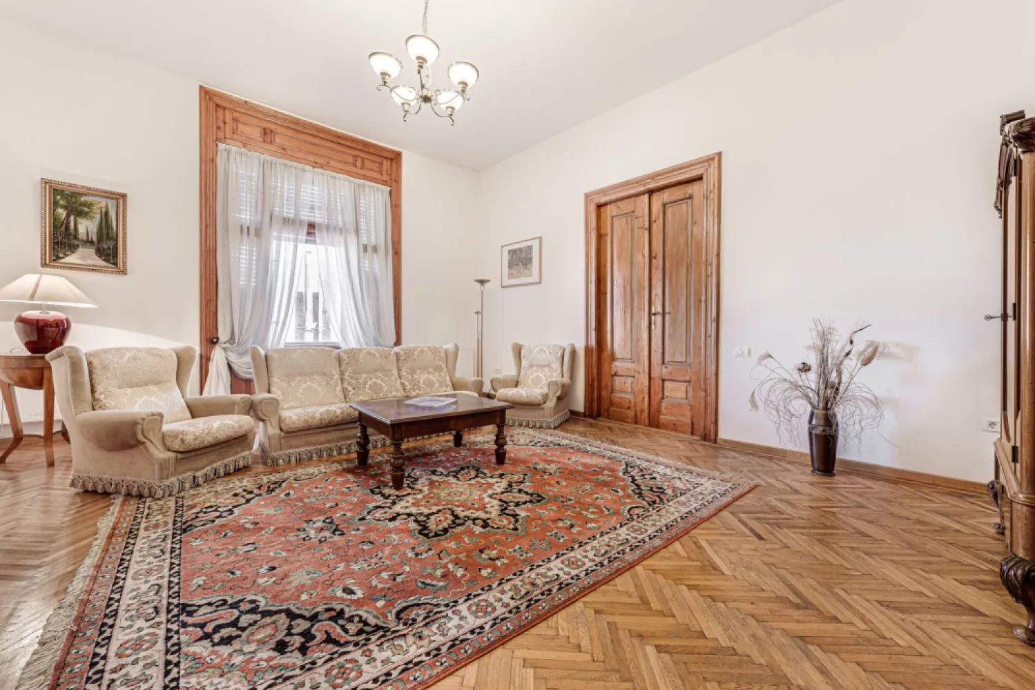 Bijuterie arhitecturală cu istorie. Confort modern, Ultracentral. - Proprietate de lux complet renovată într-o clădire istorică, situată ultracentral în Arad! 
Aceasta este o oportunitate foarte rară pentru cei care apreciază eleganța, spațiul generos și avantajele unei locații premium.

Date tehnice:

Suprafață utilă: 175 mp.
Istorie și eleganță: Construit în anul 1913 de către marele arhitect Lajos Szantay, renovat cu grijă la detalii și finisaje clasice de calitate. Fațada și acoperișul clădirii au fost reabilitate complet in cursul anului 2024.
Spațiu și confort: 4 camere luminoase, 2 băi moderne (una cu cadă), bucătărie funcțională, 3 balcoane superbe.

Visezi la o locuință impresionantă, care îmbină luxul modern cu farmecul istoric? 

Acest apartament oferă o experiență de viață unică. Fiecare detaliu, de la designul clasic la reabilitarea completă a clădirii, confirmă statutul și eleganța unui spațiu exclusivist.

Nu rata ocazia de a deține și locui într-o proprietate deosebită!
Programează o vizionare chiar astăzi: 📞 Contact: 0757662907 Andrei Caracioni, consultant imobiliar Acasa Atad. 
Nu percepem comision.

Nu dispui de toată suma? Te ajutăm noi gratuit! Îți obținem oferte de la 16 bănci.

Ai o proprietate de vânzare în Arad și vrei să știi cât valorează cu adevărat?
Sună-mă pentru o evaluare gratuită, fără obligații.

Birou: ACASĂ | Agenție imobiliară Arad
Bulevardul Decebal 2, Arad 310133

Cod proprietate: CP2206597