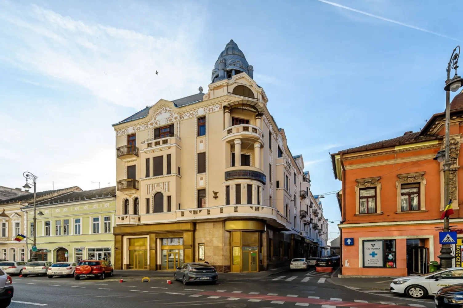 Bijuterie arhitecturală cu istorie. Confort modern, Ultracentral. - Proprietate de lux complet renovată într-o clădire istorică, situată ultracentral în Arad! 
Aceasta este o oportunitate foarte rară pentru cei care apreciază eleganța, spațiul generos și avantajele unei locații premium.

Date tehnice:

Suprafață utilă: 175 mp.
Istorie și eleganță: Construit în anul 1913 de către marele arhitect Lajos Szantay, renovat cu grijă la detalii și finisaje clasice de calitate. Fațada și acoperișul clădirii au fost reabilitate complet in cursul anului 2024.
Spațiu și confort: 4 camere luminoase, 2 băi moderne (una cu cadă), bucătărie funcțională, 3 balcoane superbe.

Visezi la o locuință impresionantă, care îmbină luxul modern cu farmecul istoric? 

Acest apartament oferă o experiență de viață unică. Fiecare detaliu, de la designul clasic la reabilitarea completă a clădirii, confirmă statutul și eleganța unui spațiu exclusivist.

Nu rata ocazia de a deține și locui într-o proprietate deosebită!
Programează o vizionare chiar astăzi: 📞 Contact: 0757662907 Andrei Caracioni, consultant imobiliar Acasa Atad. 
Nu percepem comision.

Nu dispui de toată suma? Te ajutăm noi gratuit! Îți obținem oferte de la 16 bănci.

Ai o proprietate de vânzare în Arad și vrei să știi cât valorează cu adevărat?
Sună-mă pentru o evaluare gratuită, fără obligații.

Birou: ACASĂ | Agenție imobiliară Arad
Bulevardul Decebal 2, Arad 310133

Cod proprietate: CP2206597