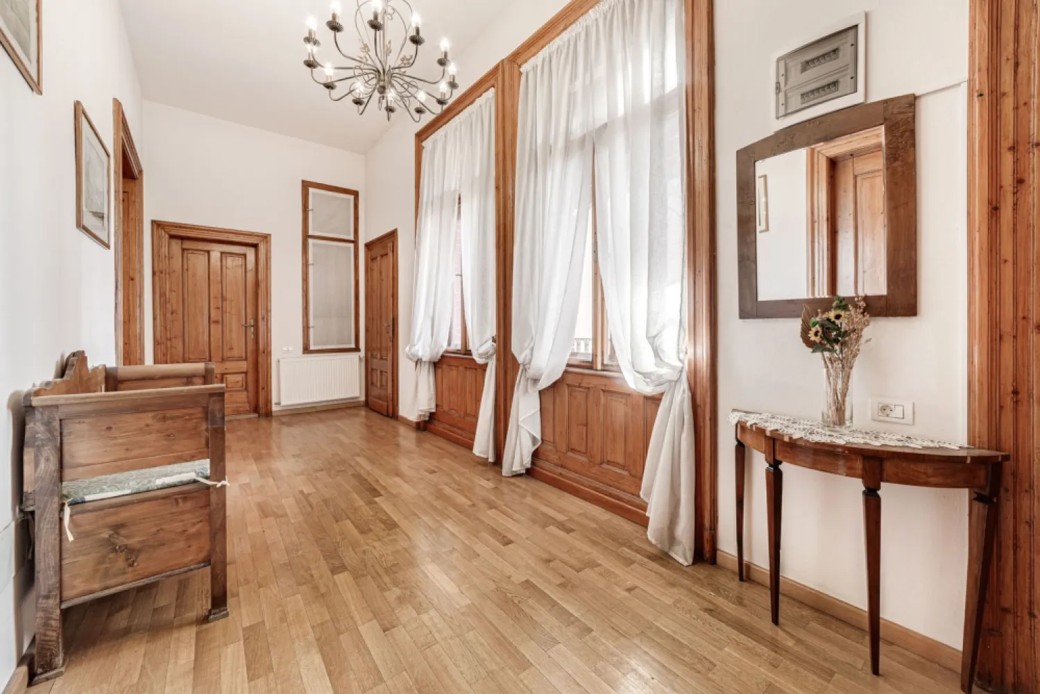 Bijuterie arhitecturală cu istorie. Confort modern, Ultracentral. - Proprietate de lux complet renovată într-o clădire istorică, situată ultracentral în Arad! 
Aceasta este o oportunitate foarte rară pentru cei care apreciază eleganța, spațiul generos și avantajele unei locații premium.

Date tehnice:

Suprafață utilă: 175 mp.
Istorie și eleganță: Construit în anul 1913 de către marele arhitect Lajos Szantay, renovat cu grijă la detalii și finisaje clasice de calitate. Fațada și acoperișul clădirii au fost reabilitate complet in cursul anului 2024.
Spațiu și confort: 4 camere luminoase, 2 băi moderne (una cu cadă), bucătărie funcțională, 3 balcoane superbe.

Visezi la o locuință impresionantă, care îmbină luxul modern cu farmecul istoric? 

Acest apartament oferă o experiență de viață unică. Fiecare detaliu, de la designul clasic la reabilitarea completă a clădirii, confirmă statutul și eleganța unui spațiu exclusivist.

Nu rata ocazia de a deține și locui într-o proprietate deosebită!
Programează o vizionare chiar astăzi: 📞 Contact: 0757662907 Andrei Caracioni, consultant imobiliar Acasa Atad. 
Nu percepem comision.

Nu dispui de toată suma? Te ajutăm noi gratuit! Îți obținem oferte de la 16 bănci.

Ai o proprietate de vânzare în Arad și vrei să știi cât valorează cu adevărat?
Sună-mă pentru o evaluare gratuită, fără obligații.

Birou: ACASĂ | Agenție imobiliară Arad
Bulevardul Decebal 2, Arad 310133

Cod proprietate: CP2206597