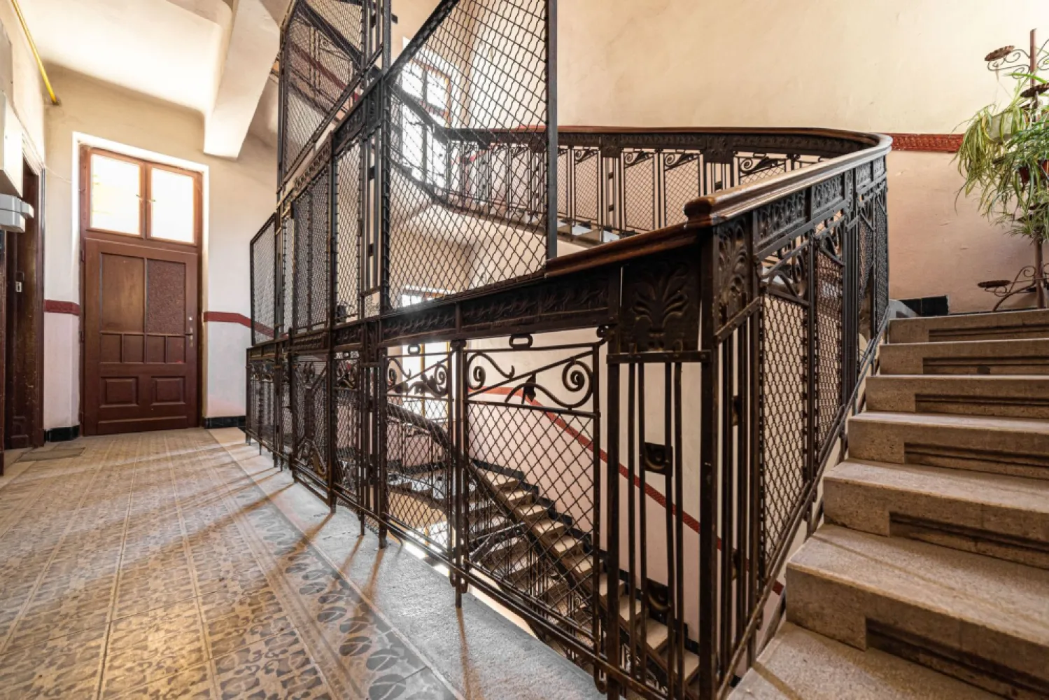 Bijuterie arhitecturală cu istorie. Confort modern, Ultracentral. - Proprietate de lux complet renovată într-o clădire istorică, situată ultracentral în Arad! 
Aceasta este o oportunitate foarte rară pentru cei care apreciază eleganța, spațiul generos și avantajele unei locații premium.

Date tehnice:

Suprafață utilă: 175 mp.
Istorie și eleganță: Construit în anul 1913 de către marele arhitect Lajos Szantay, renovat cu grijă la detalii și finisaje clasice de calitate. Fațada și acoperișul clădirii au fost reabilitate complet in cursul anului 2024.
Spațiu și confort: 4 camere luminoase, 2 băi moderne (una cu cadă), bucătărie funcțională, 3 balcoane superbe.

Visezi la o locuință impresionantă, care îmbină luxul modern cu farmecul istoric? 

Acest apartament oferă o experiență de viață unică. Fiecare detaliu, de la designul clasic la reabilitarea completă a clădirii, confirmă statutul și eleganța unui spațiu exclusivist.

Nu rata ocazia de a deține și locui într-o proprietate deosebită!
Programează o vizionare chiar astăzi: 📞 Contact: 0757662907 Andrei Caracioni, consultant imobiliar Acasa Atad. 
Nu percepem comision.

Nu dispui de toată suma? Te ajutăm noi gratuit! Îți obținem oferte de la 16 bănci.

Ai o proprietate de vânzare în Arad și vrei să știi cât valorează cu adevărat?
Sună-mă pentru o evaluare gratuită, fără obligații.

Birou: ACASĂ | Agenție imobiliară Arad
Bulevardul Decebal 2, Arad 310133

Cod proprietate: CP2206597