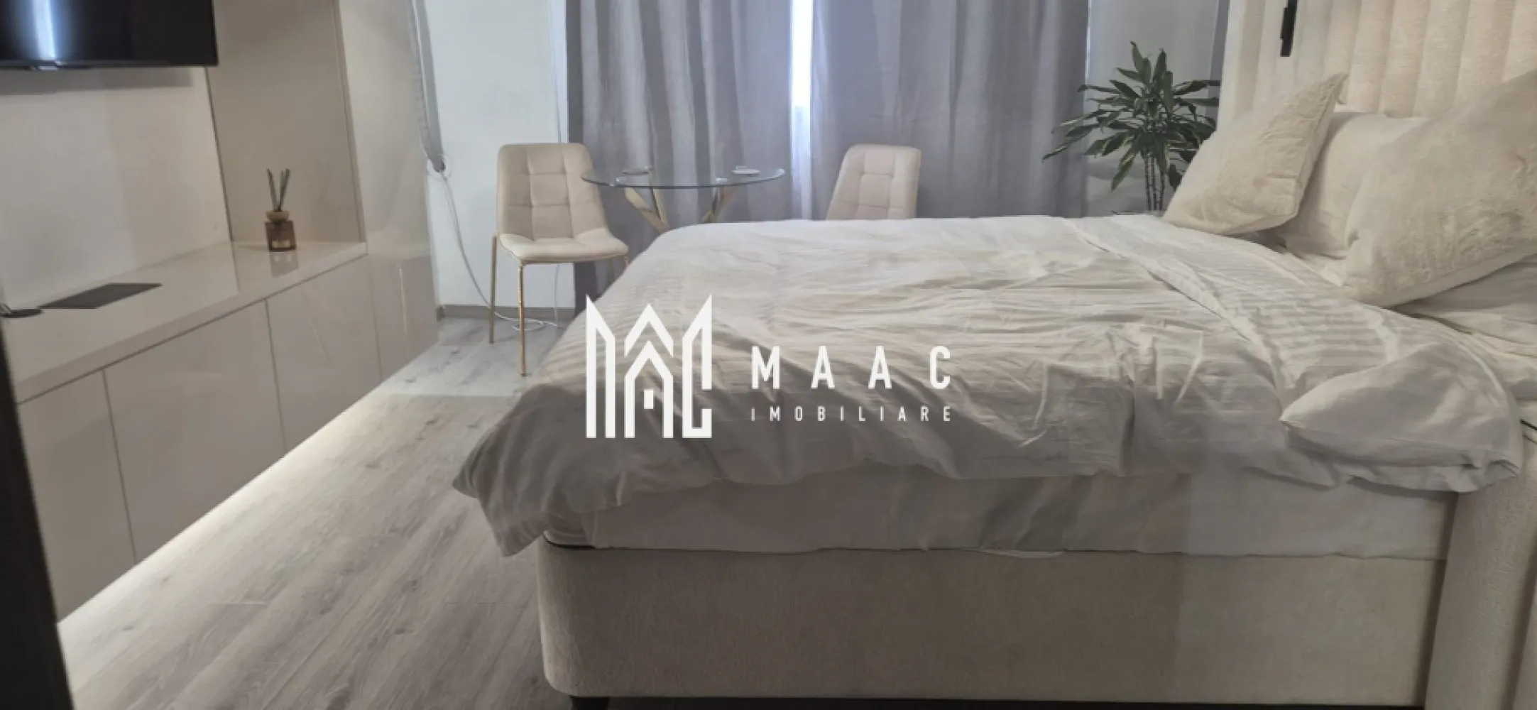 Garsoniera I 1 Camera I 21 MPU I Vasile Aaron - MAAC Imobiliare vă propune spre vânzare o garsonieră modernă situată în zona Vasile Aaron – Sibiu.

Garsoniera are o suprafață utilă de 21 mp și este amplasată la etajul 4, fiind o alegere ideală atât pentru locuit, cât și pentru investiție.

Locuința se vinde mobilată și utilată modern, fiind pregătită pentru mutare imediată.

Compartimentare:

Cameră luminoasă și bine organizată;
Bucătărie funcțională;
Baie;
Hol de acces.

Dotări și avantaje:

Mobilată și utilată modern;
Spațiu eficient compartimentat;
Etaj 4;
Ideală pentru o persoană, cuplu sau investiție în vederea închirierii;
Zonă accesibilă, cu toate facilitățile în apropiere.

Localizare excelentă:

Proprietatea este situată în zona Vasile Aaron, o zonă apreciată a Sibiului, cu acces rapid la magazine, supermarketuri, mijloace de transport în comun, farmacii și alte puncte de interes.

Pentru detalii suplimentare și programarea unei vizionări, contactați echipa MAAC Imobiliare și menționați Cod anunț CP3180114 .