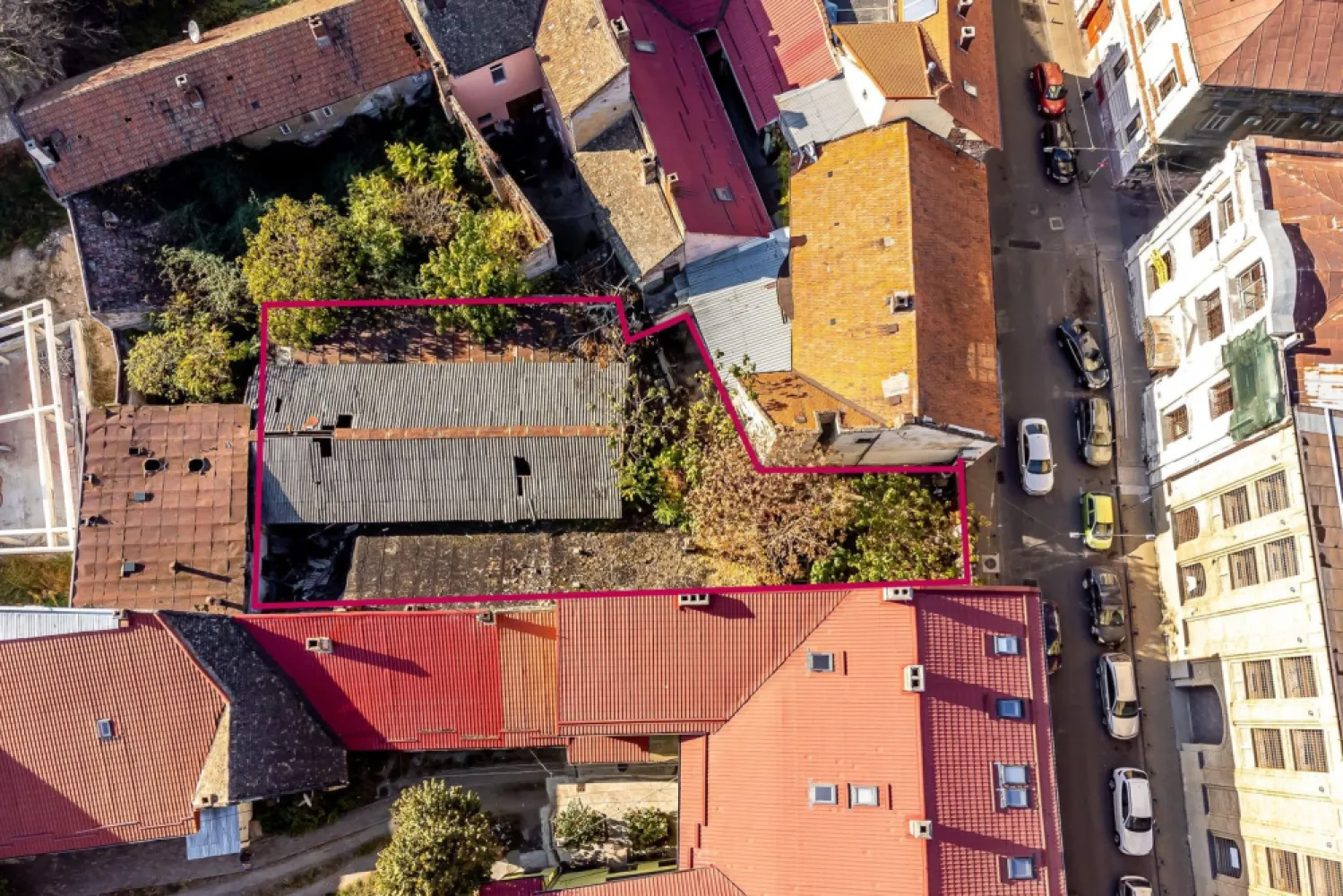 Teren de 439mp pe str. Unirii - Vând teren central cu suprafața de 439 mp, situat pe o strada Unirii din Arad, cu vad pietonal intens.

Proprietatea se află aproape de teatru, restaurante și cele mai populare zone ale orașului ce oferă o oportunitate excelentă pentru dezvoltarea unui proiect cu funcționalitate mixtă, ideal pentru investitorii interesați de spații rezidențiale și comerciale într-o locație de primă clasă.

Terenul dispune de racordări la apă, canalizare și curent, iar gazul este disponibil la limita proprietății. Unicitatea locației oferă un potențial ridicat pentru proiecte de succes.

Contactează-ne astăzi și descoperă potențialul acestui teren excepțional!

Contact:0742267773
Szuchanszki Andreea Consultant Imobiliar
CP2186918

Birou: ACASĂ | Agenție imobiliară Arad 
Adresă: Bulevardul Decebal 2, Arad 310133