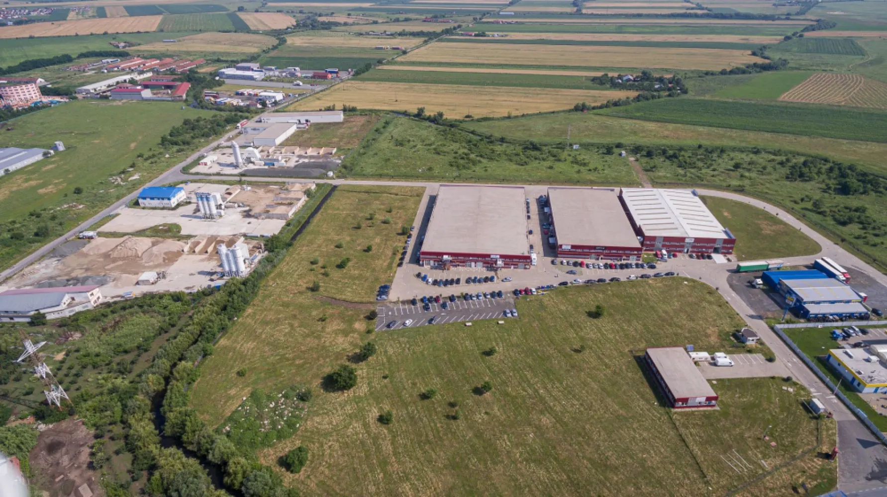 Teren industrial 9000 mp în Parcul Industrial UTA2 Arad - De vânzare teren industrial 9.000 mp cu PUZ și PUD aprobat în Parcul Industrial UTA2 Arad. 
La solicitarea clientului, putem să oferim și alte suprafețe de teren în incinta acestui parc industrial.

Terenul are acces autorizat direct din Drumul European E68 (Str. Ovidiu), la numai 5 km de intrarea pe Autostrada A1, ieșirea spre Nădlac.

Suprafață teren: 9.000 mp.
Utiliăți incluse în preț: apă, gaz, curent electric și canalizare.

Indicatori urbanistici:
Destinația terenului: construcții industriale, depozitare şi servicii.
Înălțimea maximă permisă a clădirilor: 18 m.
Procentul total de ocupare a terenului cu construcții (POT): 60%.
Procentul minim total de spații verzi: 20%.
Coeficientul de utilizare a terenului (CUT): 1.5.

Persoanle juridice si fizece care achiziționează teren în Parcul Industrial UTA2 au dreptul de a beneficia de scutiri la plata impozitului pentru teren și clădiri, în baza Ordinului nr. 2980/2013.

Contact și detalii la: 
0721356746 - Florin Moș