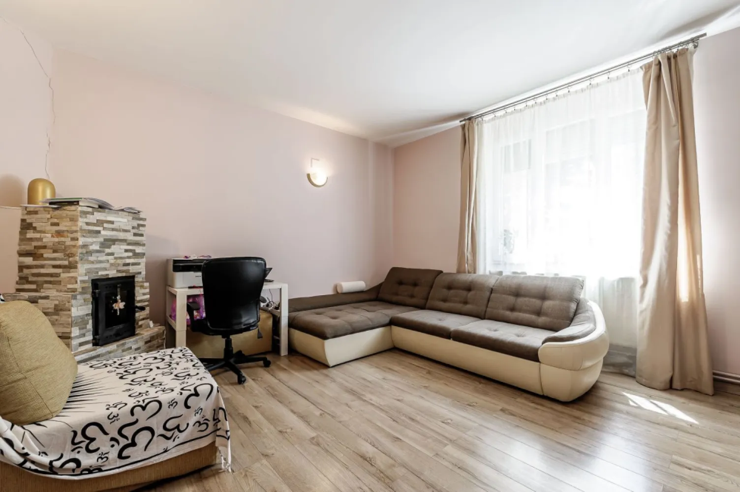 Apartament 2 camere spatios la casa individuala zona Centru Arad - Vă invităm să descoperiți acest apartament spațios, situat într-o casă de construcție individuală, cu o curte comună într-o zonă liniștită din Centru, în proximitatea Poliției Arad
Preț listare repoziționat la 79.900 euro de la 84.900.
Acest apartament de 2 camere decomandat, ideal pentru un cuplu tânăr sau o familie cu un copil, este situat la o casă cu curte comună și oferă confort sporit. Aflat într-o zonă centrală, te vei bucura de toate facilitățile urbane la doar câțiva pași distanță. Cu cei 96 mp construiți-2 camere și dressing, bucătărie închisă și o baie- plus o curte delimitata de 140 mp și renovarea totală din 2022, acest apartament reprezintă o oportunitate unică pentru cei în căutarea unei locuințe confortabile și moderne. Imaginați-vă cum puteți transforma acest spațiu generos într-un cămin cald și primitor, unde veți crea amintiri de neuitat alături de cei dragi. 
Nu ratați șansa de a deveni proprietarul acestui apartament minunat! Contactați-ne pentru mai multe detalii și pentru a programa o vizionare la 0724694458 Dorel Veres consultant imobiliar Acasă Arad/ARED Birou Centru.