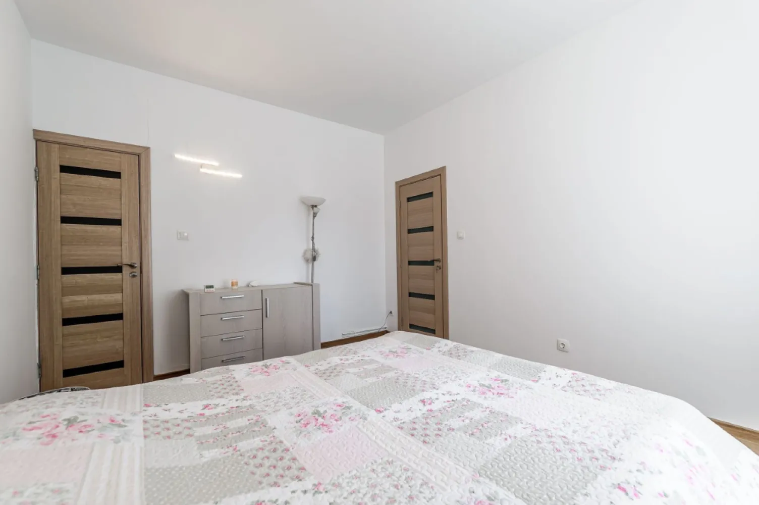 Apartament 2 camere spatios la casa individuala zona Centru Arad - Vă invităm să descoperiți acest apartament spațios, situat într-o casă de construcție individuală, cu o curte comună într-o zonă liniștită din Centru, în proximitatea Poliției Arad
Preț listare repoziționat la 79.900 euro de la 84.900.
Acest apartament de 2 camere decomandat, ideal pentru un cuplu tânăr sau o familie cu un copil, este situat la o casă cu curte comună și oferă confort sporit. Aflat într-o zonă centrală, te vei bucura de toate facilitățile urbane la doar câțiva pași distanță. Cu cei 96 mp construiți-2 camere și dressing, bucătărie închisă și o baie- plus o curte delimitata de 140 mp și renovarea totală din 2022, acest apartament reprezintă o oportunitate unică pentru cei în căutarea unei locuințe confortabile și moderne. Imaginați-vă cum puteți transforma acest spațiu generos într-un cămin cald și primitor, unde veți crea amintiri de neuitat alături de cei dragi. 
Nu ratați șansa de a deveni proprietarul acestui apartament minunat! Contactați-ne pentru mai multe detalii și pentru a programa o vizionare la 0724694458 Dorel Veres consultant imobiliar Acasă Arad/ARED Birou Centru.