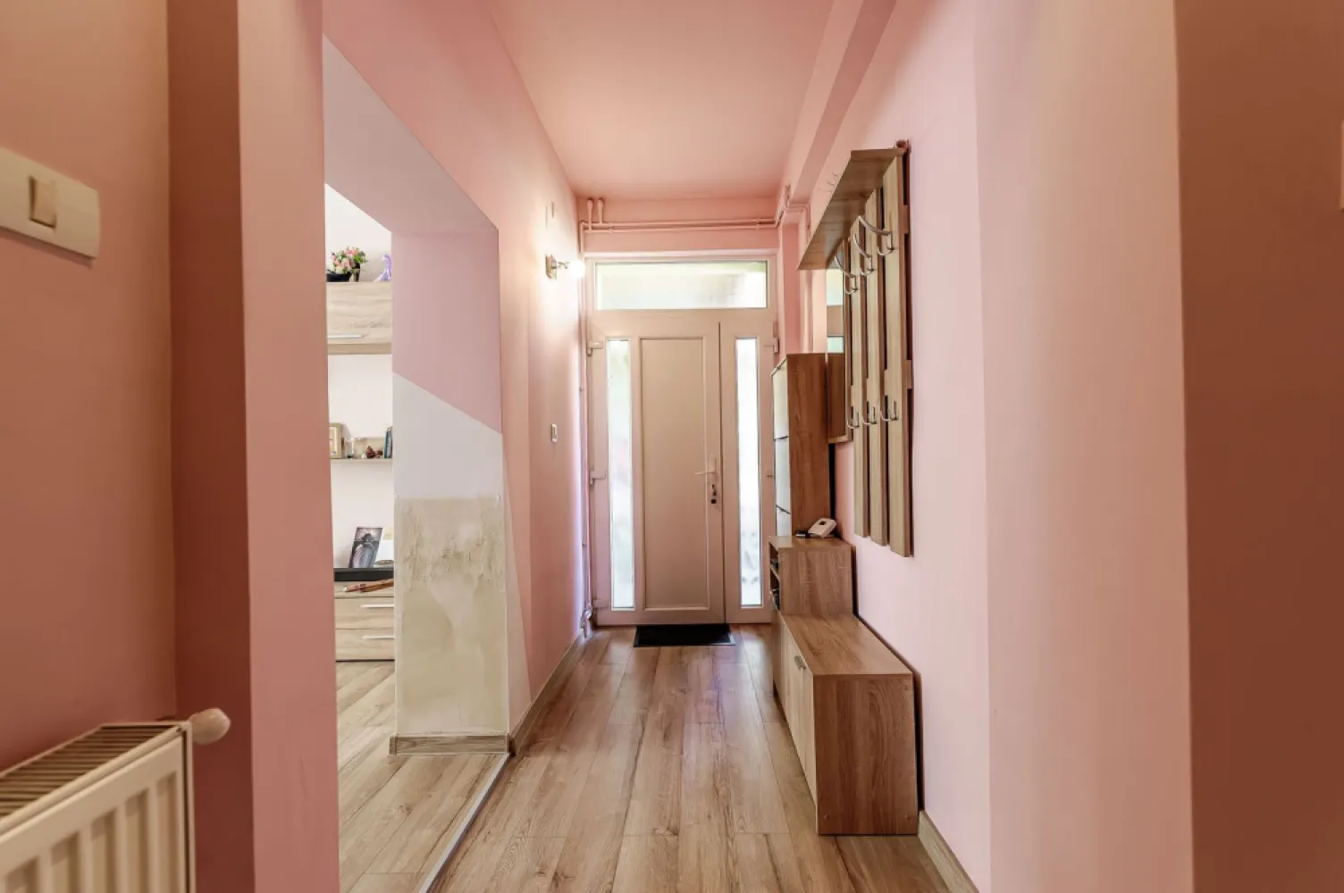Apartament 2 camere spatios la casa individuala zona Centru Arad - Vă invităm să descoperiți acest apartament spațios, situat într-o casă de construcție individuală, cu o curte comună într-o zonă liniștită din Centru, în proximitatea Poliției Arad
Preț listare repoziționat la 79.900 euro de la 84.900.
Acest apartament de 2 camere decomandat, ideal pentru un cuplu tânăr sau o familie cu un copil, este situat la o casă cu curte comună și oferă confort sporit. Aflat într-o zonă centrală, te vei bucura de toate facilitățile urbane la doar câțiva pași distanță. Cu cei 96 mp construiți-2 camere și dressing, bucătărie închisă și o baie- plus o curte delimitata de 140 mp și renovarea totală din 2022, acest apartament reprezintă o oportunitate unică pentru cei în căutarea unei locuințe confortabile și moderne. Imaginați-vă cum puteți transforma acest spațiu generos într-un cămin cald și primitor, unde veți crea amintiri de neuitat alături de cei dragi. 
Nu ratați șansa de a deveni proprietarul acestui apartament minunat! Contactați-ne pentru mai multe detalii și pentru a programa o vizionare la 0724694458 Dorel Veres consultant imobiliar Acasă Arad/ARED Birou Centru.