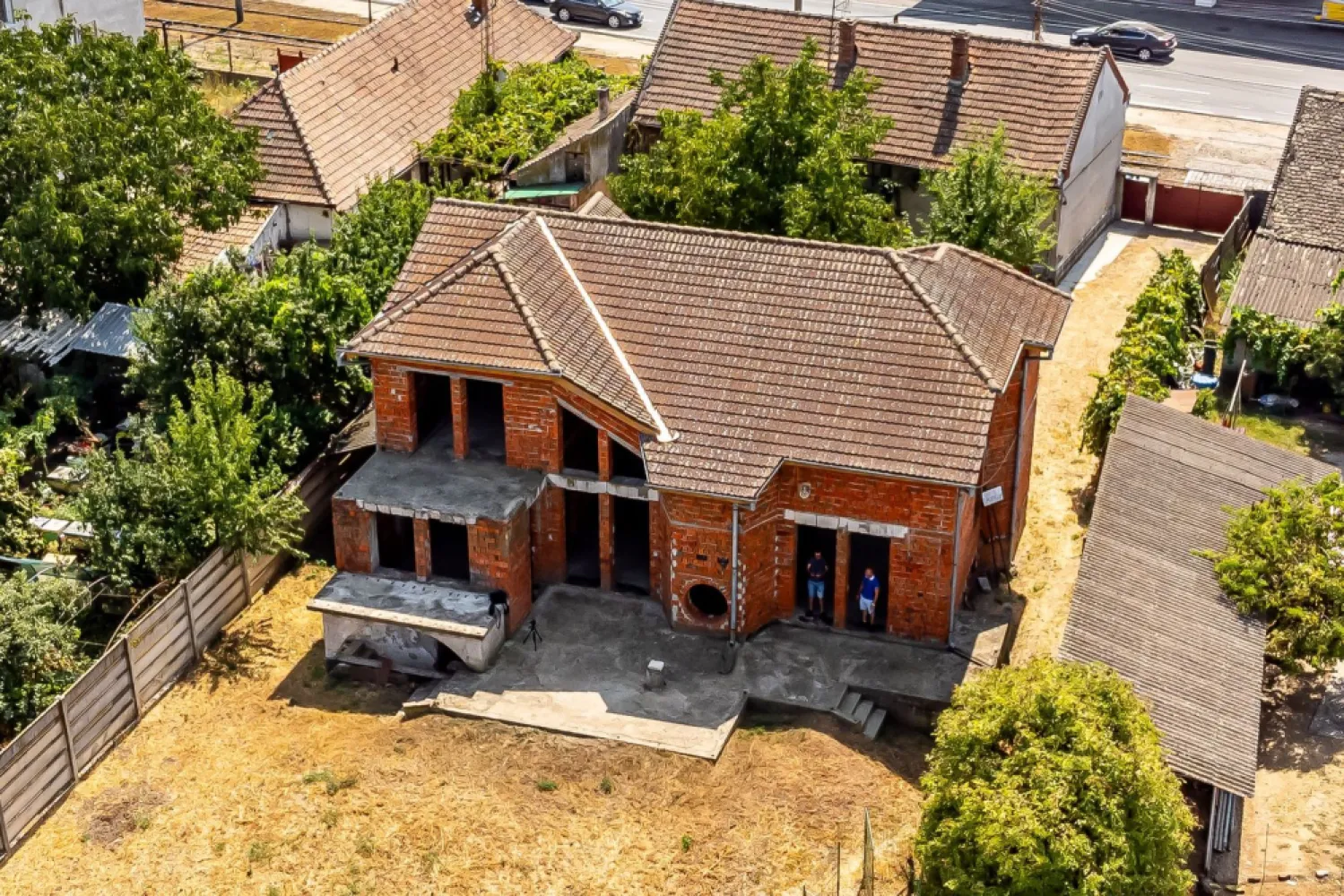 Două case pe Calea Radnei comision 0 - Oportunitate unică de achiziție! 
Casa la roșu cu un proiect minunat, cu o suprafata construita de 475 mp si 14 camere, amplasata pe un teren generos de 1.100 mp cu 2 fronturi stradale mari - 24 m pe Calea Radnei si 35 m pe strada Lipovei. Proprietatea include si o a doua casă la stradă, cu 3 camere, baie, pivnita, având o suprafață construita de 110 mp. Preț de listare 287.000 euro ceea ce poziționează prețul pe mp construit sub 500 - și este negociabil!
Acesta este momentul perfect pentru a transforma această proprietate într-un camin de vis! Contactează-mă pentru mai multe detalii la 0724 694 458 -Dorel Veres consultantimobiliarAcasăArad- și nu rata șansa de a investi intr-un viitor stralucit!