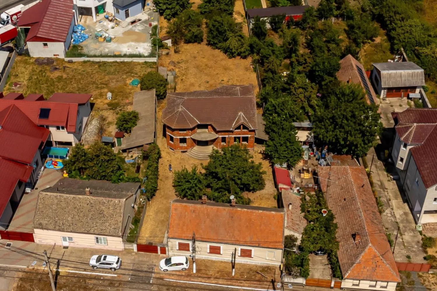 Două case pe Calea Radnei comision 0 - Oportunitate unică de achiziție! 
Casa la roșu cu un proiect minunat, cu o suprafata construita de 475 mp si 14 camere, amplasata pe un teren generos de 1.100 mp cu 2 fronturi stradale mari - 24 m pe Calea Radnei si 35 m pe strada Lipovei. Proprietatea include si o a doua casă la stradă, cu 3 camere, baie, pivnita, având o suprafață construita de 110 mp. Preț de listare 287.000 euro ceea ce poziționează prețul pe mp construit sub 500 - și este negociabil!
Acesta este momentul perfect pentru a transforma această proprietate într-un camin de vis! Contactează-mă pentru mai multe detalii la 0724 694 458 -Dorel Veres consultantimobiliarAcasăArad- și nu rata șansa de a investi intr-un viitor stralucit!