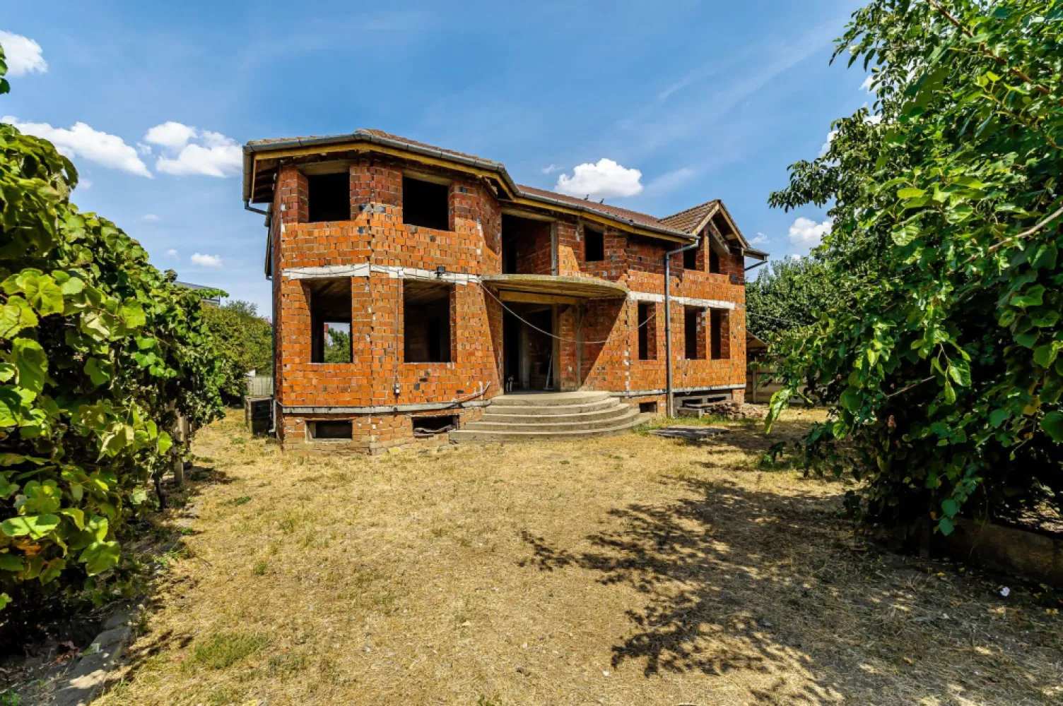 Două case pe Calea Radnei comision 0 - Oportunitate unică de achiziție! 
Casa la roșu cu un proiect minunat, cu o suprafata construita de 475 mp si 14 camere, amplasata pe un teren generos de 1.100 mp cu 2 fronturi stradale mari - 24 m pe Calea Radnei si 35 m pe strada Lipovei. Proprietatea include si o a doua casă la stradă, cu 3 camere, baie, pivnita, având o suprafață construita de 110 mp. Preț de listare 287.000 euro ceea ce poziționează prețul pe mp construit sub 500 - și este negociabil!
Acesta este momentul perfect pentru a transforma această proprietate într-un camin de vis! Contactează-mă pentru mai multe detalii la 0724 694 458 -Dorel Veres consultantimobiliarAcasăArad- și nu rata șansa de a investi intr-un viitor stralucit!