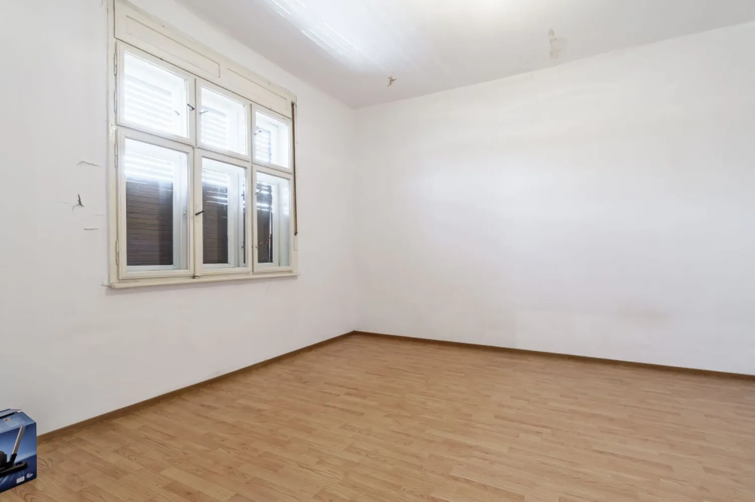 Două case pe Calea Radnei comision 0 - Oportunitate unică de achiziție! 
Casa la roșu cu un proiect minunat, cu o suprafata construita de 475 mp si 14 camere, amplasata pe un teren generos de 1.100 mp cu 2 fronturi stradale mari - 24 m pe Calea Radnei si 35 m pe strada Lipovei. Proprietatea include si o a doua casă la stradă, cu 3 camere, baie, pivnita, având o suprafață construita de 110 mp. Preț de listare 287.000 euro ceea ce poziționează prețul pe mp construit sub 500 - și este negociabil!
Acesta este momentul perfect pentru a transforma această proprietate într-un camin de vis! Contactează-mă pentru mai multe detalii la 0724 694 458 -Dorel Veres consultantimobiliarAcasăArad- și nu rata șansa de a investi intr-un viitor stralucit!