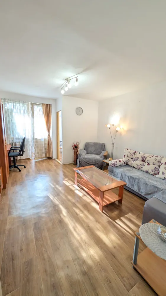 Chirie Marasti | apt 1 camera 28mp | et 1 | full mobilat & utilat | balcon, debara, parcare - Garsonieră disponibila pentru chirie, de 28 mp, la etajul 1, in Marasti/EXPO.Complet mobilat si electro-utilat, gata de mutat (dotari extra : TV, aspirator, cuptor microunde, cafetiera filtru, Fibra optica etc.).Posibilitate de parcare langa bloc, in 100m.Vizionare si predare imediata.For info/pics, in privat direct pe tel &amp; whatsapp : 0753 632 897.&nbsp;• 1 camera cu geam si acces la balcon ;&nbsp;• 1 bucatarie si 1 balcon , ambele cu geamuri termopane &amp; plase tantari si cu orientare Est - vedere deschisa inspre padure;&nbsp;• 1 baie; 1 hol ; 1 debara ;• complet mobilata, utilata, decorata &nbsp;;• zona linistita, inconjurata de spatii verzi, bloc cu interfon, senzori de lumina si acces direct la Parcul Aurel Vlaicu ;&nbsp;– strazi asfaltate cu iluminat public si monitorizare video trafic• 5 min de statie bus, Piata IRA &amp; centru comercial (Kaufland, Lidl, Leroy Merlin, Pepco etc.) ;• 2km de Iulius Mall si FSEGA, Selgros ;• 5km de Aeroport si Autogara Park &amp; Ride ;• transport public direct inspre centru, aeroport si autogara, Piata Mihai Viteazu, Gara Centrala.&nbsp;Rog fara agentii. Multumesc