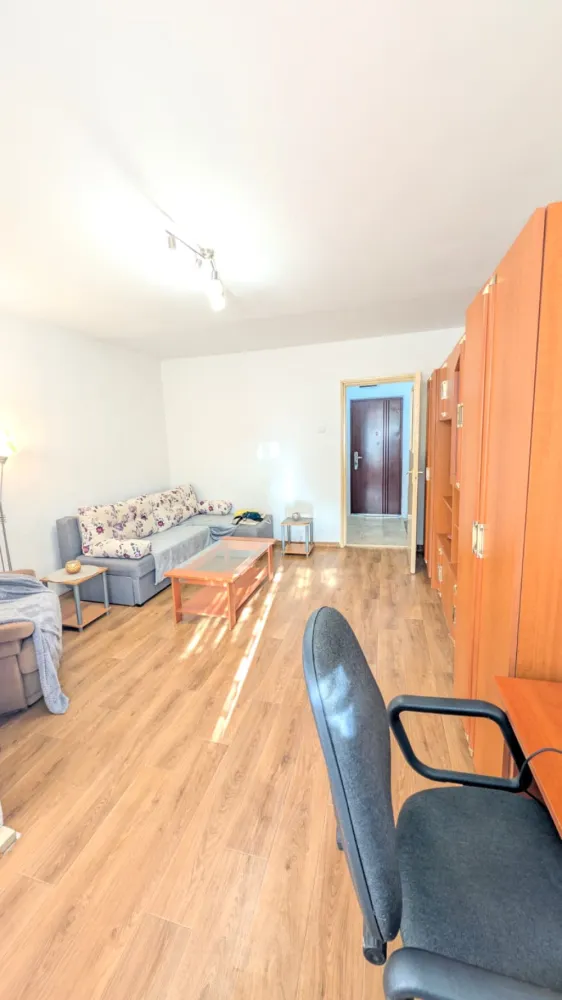 Chirie Marasti | apt 1 camera 28mp | et 1 | full mobilat & utilat | balcon, debara, parcare - Garsonieră disponibila pentru chirie, de 28 mp, la etajul 1, in Marasti/EXPO.Complet mobilat si electro-utilat, gata de mutat (dotari extra : TV, aspirator, cuptor microunde, cafetiera filtru, Fibra optica etc.).Posibilitate de parcare langa bloc, in 100m.Vizionare si predare imediata.For info/pics, in privat direct pe tel &amp; whatsapp : 0753 632 897.&nbsp;• 1 camera cu geam si acces la balcon ;&nbsp;• 1 bucatarie si 1 balcon , ambele cu geamuri termopane &amp; plase tantari si cu orientare Est - vedere deschisa inspre padure;&nbsp;• 1 baie; 1 hol ; 1 debara ;• complet mobilata, utilata, decorata &nbsp;;• zona linistita, inconjurata de spatii verzi, bloc cu interfon, senzori de lumina si acces direct la Parcul Aurel Vlaicu ;&nbsp;– strazi asfaltate cu iluminat public si monitorizare video trafic• 5 min de statie bus, Piata IRA &amp; centru comercial (Kaufland, Lidl, Leroy Merlin, Pepco etc.) ;• 2km de Iulius Mall si FSEGA, Selgros ;• 5km de Aeroport si Autogara Park &amp; Ride ;• transport public direct inspre centru, aeroport si autogara, Piata Mihai Viteazu, Gara Centrala.&nbsp;Rog fara agentii. Multumesc