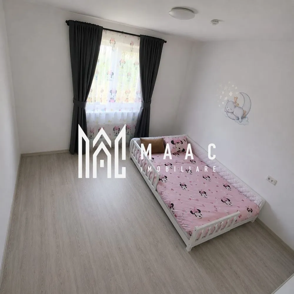 Casa noua | Zona de recreere | Evadare in natura| - MAAC Imobiliare vă prezintă spre vânzare o proprietate deosebită, finalizată în anul 2025, situată într-o zonă pitorească și liniștită din satul Rădăcinești, comuna Berislăvești. Ideală pentru familii sau ca rezidență de vacanță, casa oferă confort modern în mijlocul naturii și este gata pentru mutare imediată.
Suprafață teren: 1.908 mp 
Suprafață casă: ~95 mpu (regim parter)
Deschidere drum: 40 metri liniari
Modernă și luminoasă,casa dispune de două căi de acces și o compartimentare decomandată, optimizată pentru confort:
Living spațios cu lumină naturală generoasă
Bucătărie open-space cu zonă dedicată de dining
Dormitor matrimonial primitor
Cameră copil / birou
Baie mare complet utilată
Hol și spații inteligente pentru depozitare
Proprietatea se vinde complet mobilată și utilată, finisată la standarde actuale:
Încălzire: Centrală pe lemne de 40 kW + puffer de 1000 litri (autonomie ridicată)
Electricitate: Curent trifazic
Utilități: Apă curentă, fosă septică, internet prin fibră optică, cablu TV
Dotări: Electrocasnice și mobilier modern incluse în preț 
Curte și PotențialTerenul generos de aproape 2.000 mp oferă libertate deplină pentru amenajări exterioare: foișor, zonă de grătar, livadă, piscină sau loc de joacă pentru copii.
Proprietatea reprezintă o oportunitate excelentă pentru cei care caută o casă nouă, fără necesitatea unor investiții suplimentare.
Pentru mai multe detalii contactati cu incredere echipa MAAC IMobiliare, specificand ID 3180343
