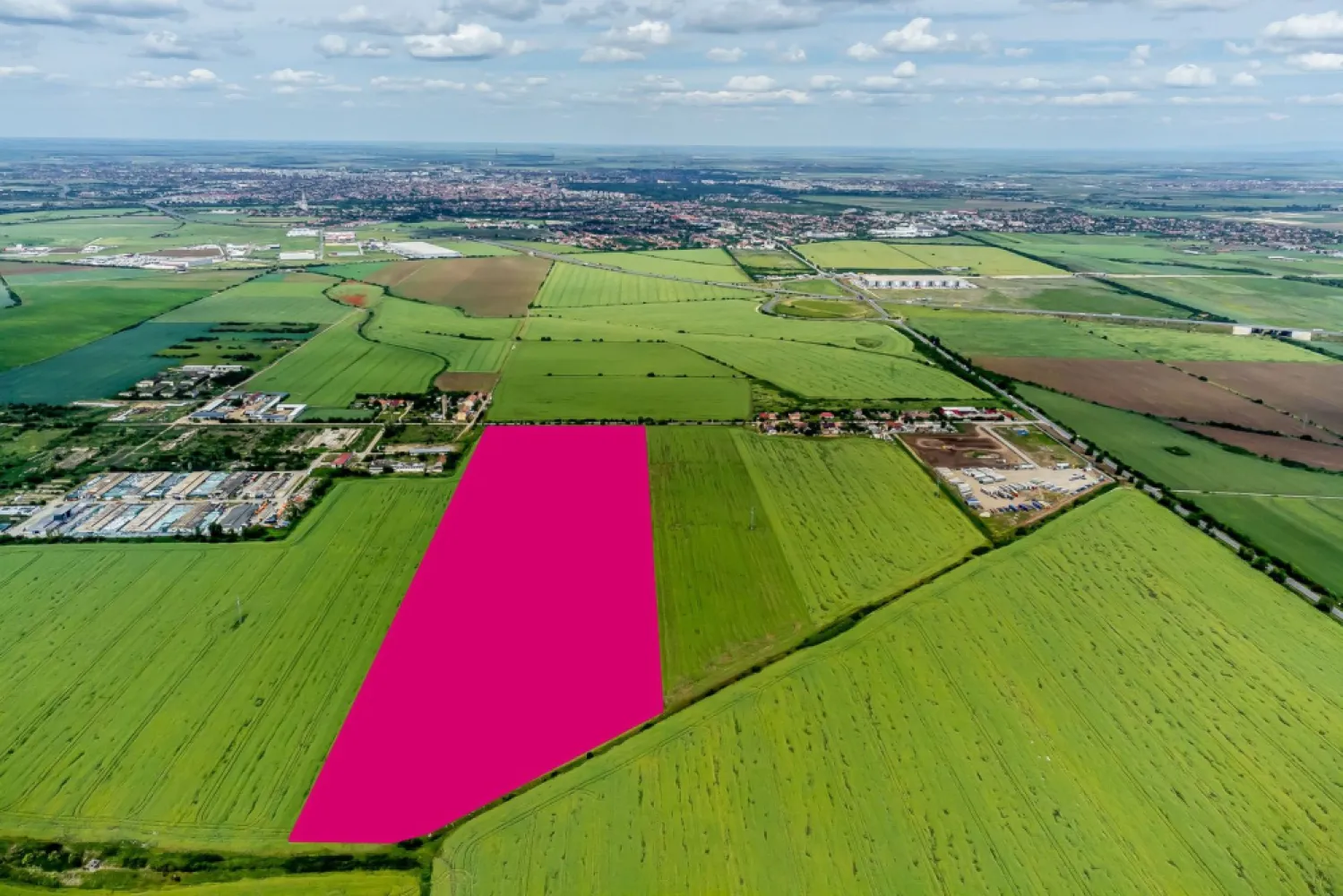 Teren cu PUZ ideal pentru parc logistic și de servicii - Oferim spre vânzare un teren excepțional, perfect pentru dezvoltarea unui parc logistic sau industrial, situat strategic în Arad, la coborârea/urcarea de pe Autostrada A1, Arad-Sud.

Detalii Teren:
Suprafață: 18 hectare
Front stradal: 230 metri
PUZ inclus: Prețul include obținerea PUZ-ului conform specificațiilor și nevoilor clientului, asigurând o dezvoltare sigură, rapidă și eficientă.

Localizare și Accesibilitate:
Terenul este situat strategic la coborârea/urcarea de pe Autostrada A1, Arad-Sud, facilitând accesul rapid și eficient pentru logistică și transport.
Aradul, fiind oraș de graniță cu Europa de Vest, oferă un avantaj strategic pentru operațiuni comerciale internaționale.

Vecinătăți și Facilități:
Parcuri industriale și logistice de renume: VGP PARK, CTP PARK, Parc Industrial Sud Arad
Firme și facilități: Internațional Alexander, Luar, OMV

Această locație strategică, combinată cu infrastructura existentă și accesul facil la rețelele de transport, face din acest teren o oportunitate ideală pentru investitori interesați de dezvoltarea unui parc logistic modern și eficient.

Contact:
0721356746 Florin Moș // Consultant imobiliar

Nu ratați șansa de a investi într-o locație cu potențial maxim de creștere și dezvoltare logistică!