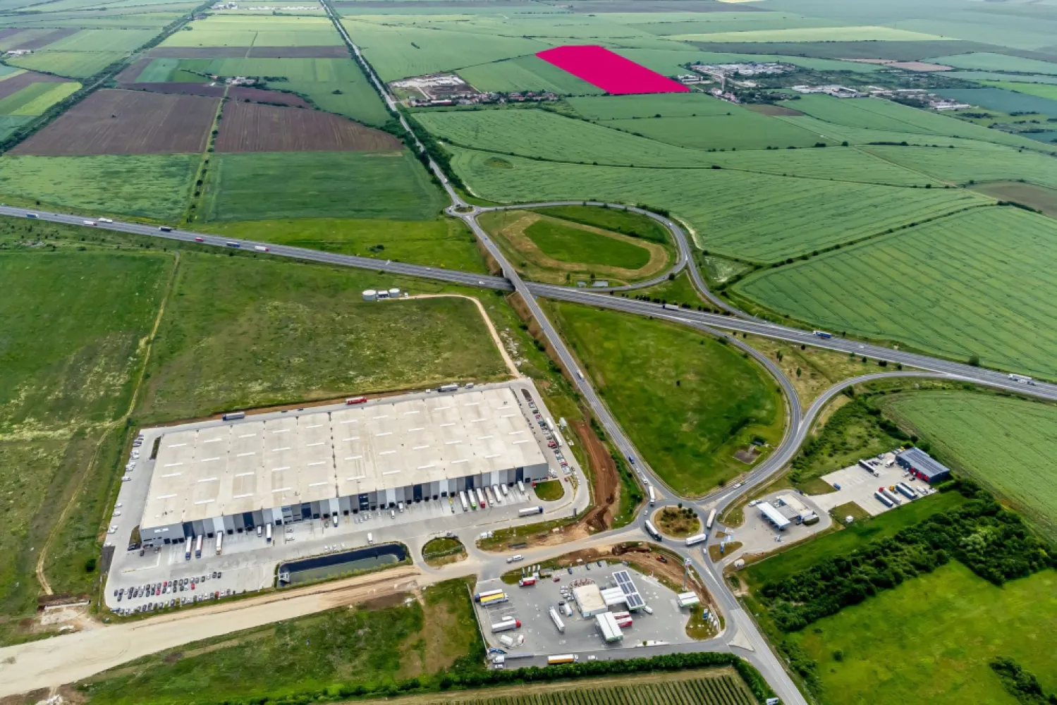 Teren cu PUZ ideal pentru parc logistic și de servicii - Oferim spre vânzare un teren excepțional, perfect pentru dezvoltarea unui parc logistic sau industrial, situat strategic în Arad, la coborârea/urcarea de pe Autostrada A1, Arad-Sud.

Detalii Teren:
Suprafață: 18 hectare
Front stradal: 230 metri
PUZ inclus: Prețul include obținerea PUZ-ului conform specificațiilor și nevoilor clientului, asigurând o dezvoltare sigură, rapidă și eficientă.

Localizare și Accesibilitate:
Terenul este situat strategic la coborârea/urcarea de pe Autostrada A1, Arad-Sud, facilitând accesul rapid și eficient pentru logistică și transport.
Aradul, fiind oraș de graniță cu Europa de Vest, oferă un avantaj strategic pentru operațiuni comerciale internaționale.

Vecinătăți și Facilități:
Parcuri industriale și logistice de renume: VGP PARK, CTP PARK, Parc Industrial Sud Arad
Firme și facilități: Internațional Alexander, Luar, OMV

Această locație strategică, combinată cu infrastructura existentă și accesul facil la rețelele de transport, face din acest teren o oportunitate ideală pentru investitori interesați de dezvoltarea unui parc logistic modern și eficient.

Contact:
0721356746 Florin Moș // Consultant imobiliar

Nu ratați șansa de a investi într-o locație cu potențial maxim de creștere și dezvoltare logistică!