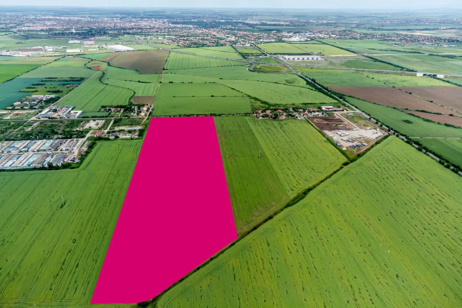 Teren cu PUZ ideal pentru parc logistic și de servicii - Oferim spre vânzare un teren excepțional, perfect pentru dezvoltarea unui parc logistic sau industrial, situat strategic în Arad, la coborârea/urcarea de pe Autostrada A1, Arad-Sud.

Detalii Teren:
Suprafață: 18 hectare
Front stradal: 230 metri
PUZ inclus: Prețul include obținerea PUZ-ului conform specificațiilor și nevoilor clientului, asigurând o dezvoltare sigură, rapidă și eficientă.

Localizare și Accesibilitate:
Terenul este situat strategic la coborârea/urcarea de pe Autostrada A1, Arad-Sud, facilitând accesul rapid și eficient pentru logistică și transport.
Aradul, fiind oraș de graniță cu Europa de Vest, oferă un avantaj strategic pentru operațiuni comerciale internaționale.

Vecinătăți și Facilități:
Parcuri industriale și logistice de renume: VGP PARK, CTP PARK, Parc Industrial Sud Arad
Firme și facilități: Internațional Alexander, Luar, OMV

Această locație strategică, combinată cu infrastructura existentă și accesul facil la rețelele de transport, face din acest teren o oportunitate ideală pentru investitori interesați de dezvoltarea unui parc logistic modern și eficient.

Contact:
0721356746 Florin Moș // Consultant imobiliar

Nu ratați șansa de a investi într-o locație cu potențial maxim de creștere și dezvoltare logistică!