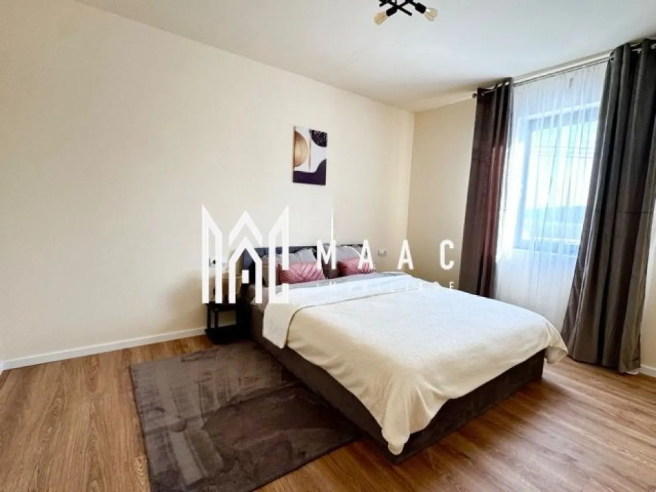 Casa 3 Camere | 70MPU | Vedere spre Munte | Tocile - MAAC Imobiliare vă propune spre închiriere o casa moderna, finalizata în anul 2024, situata într-o zonă liniștită din Tocile, la câteva minute de Sibiu. 

Detalii proprietate:
 • Suprafață utilă: 70mpu
 • Compartimentare: 3 camere decomandate
 • Regim de înălțime: parter
 • Curte individuală împrejmuită, amenajată și pavata
 • Parcare în fața imobilului

Detalii tehnice:
 • Structură din cărămidă Porotherm
 • Ciment Holcim și materiale de calitate
 • Izolație exterioară de 10 cm
 • Ferestre termopan cu 7 camere și 2 foi de sticlă
 • Predare la cheie

Conditii de inchiriere:
Garantie: se percepe garantie in cuantumul unei chirii lunare
Nu se accepta animale de companie

Pentru mai multe detalii sau pentru programarea unei vizionări, vă rugăm să ne contactați și să menționați ID-ul proprietății: CP2795931.