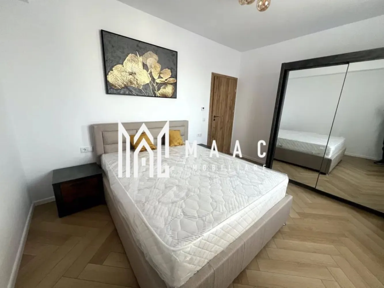 Apartament modern | 3 camere | Prima Inchiriere - MAAC Imobiliare vă propune spre inchiriere un apartament modern cu 3 camere, situat central, într-un bloc nou, într-o zonă extrem de căutată a Sibiului, în imediata apropiere a noului mall și la doar 5 minute de mers pe jos de Facultatea de Medicină. Proprietatea este ideală atât pentru rezidenta, cât și pentru investiție, datorită poziției excelente și nivelului ridicat de finisare. Apartamentul are o suprafață utilă de 73 mp și este amplasat la etajul 3. Compartimentarea este eficientă și practică, oferind un spațiu aerisit și confortabil. Locuința este finisată cu ajutorul unui designer, se predă complet mobilată și utilată, cu mobilier și electrocasnice noi, totul fiind pregătit pentru mutare imediată. Confortul termic este asigurat prin sistem de încălzire în pardoseală, iar siguranța prin videointerfon. În preț este inclus și un loc de parcare privat, un avantaj important în zona centrală. Imobilul se află într-un bloc nou, cu acces rapid către centre comerciale, instituții de învățământ, mijloace de transport și toate facilitățile urbane. Se percepe garantie in cuantumul a 2 chirii. Nu se accepta animale de companie. Pentru mai multe detalii și programarea unei vizionări, vă rugăm să ne contactați menționând ID: CP2904285 }}
