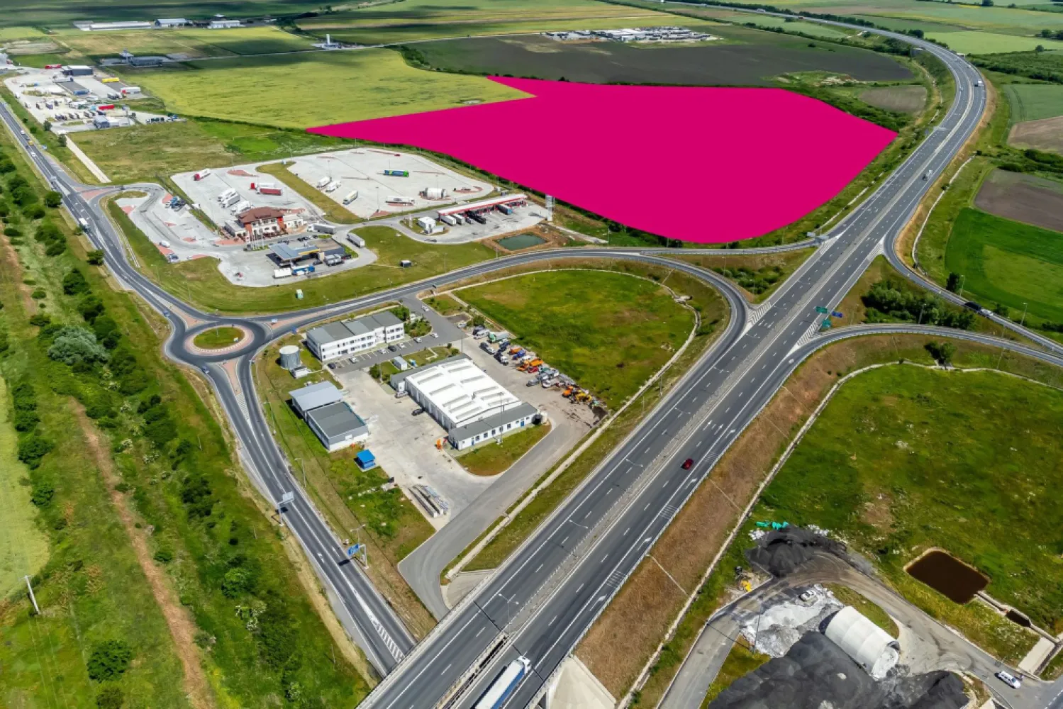 Investiție strategică: Teren cu PUZ pentru un parc logistic - Suntem încântați să vă oferim oportunitatea de a achiziționa un teren excepțional, situat strategic pentru dezvoltarea unui parc logistic sau industrial, situat în Pecica, la coborârea de pe Autostrada A1.

Caracteristici principale:
Suprafață: 13 ha
PUZ inclus: Prețul include obținerea PUZ-ului conform specificațiilor și nevoilor clientului, garantând astfel o dezvoltare sigură, rapidă și eficientă.
Localizare strategică: Terenul este vizibil de pe Autostrada A1, înainte de coborârea către Pecica, oferind astfel o vizibilitate excelentă și acces facil.

Proximitate față de puncte cheie:
- 30 km de Vama Nădlac
- 14 km de Vama Turnu
- aproape de Arad, oraș de graniță cu Europa de Vest

Vecinătăți și facilități:
DUVENBECK
SMART DIESEL
Platforme de parcare TIR
4 stații de alimentare cu combustibil
Firme de logistică și comerț
Service-uri auto

Această poziționare strategică și infrastructura existentă fac din acest teren o investiție ideală pentru dezvoltarea unui parc logistic modern și eficient, facilitând astfel operațiuni comerciale și de transport de mare anvergură.

Contact:
0721356746 Florin Moș // Consultant imobiliar

Nu ratați șansa de a investi într-o locație cu potențial maxim de creștere și dezvoltare logistică!