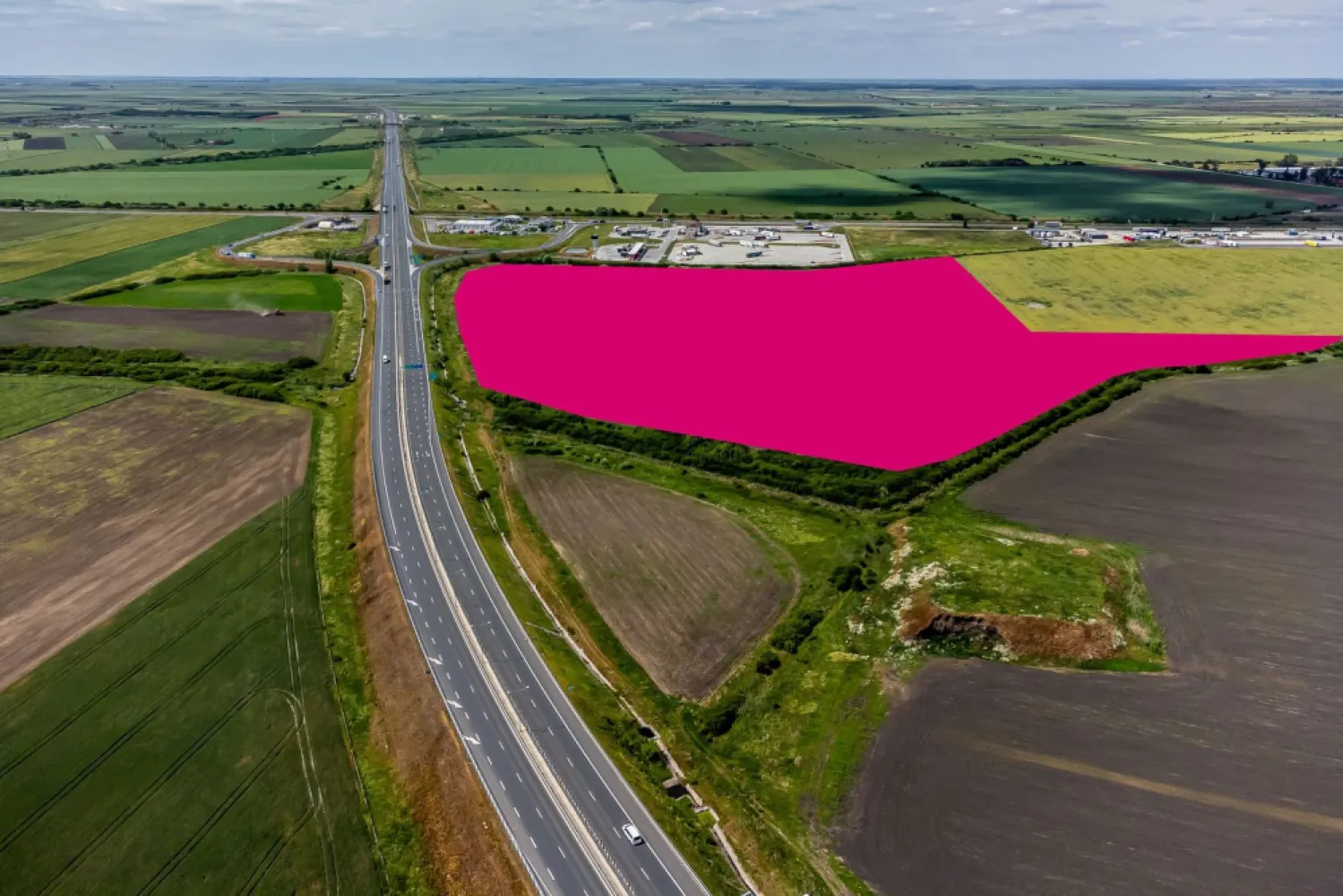Investiție strategică: Teren cu PUZ pentru un parc logistic - Suntem încântați să vă oferim oportunitatea de a achiziționa un teren excepțional, situat strategic pentru dezvoltarea unui parc logistic sau industrial, situat în Pecica, la coborârea de pe Autostrada A1.

Caracteristici principale:
Suprafață: 13 ha
PUZ inclus: Prețul include obținerea PUZ-ului conform specificațiilor și nevoilor clientului, garantând astfel o dezvoltare sigură, rapidă și eficientă.
Localizare strategică: Terenul este vizibil de pe Autostrada A1, înainte de coborârea către Pecica, oferind astfel o vizibilitate excelentă și acces facil.

Proximitate față de puncte cheie:
- 30 km de Vama Nădlac
- 14 km de Vama Turnu
- aproape de Arad, oraș de graniță cu Europa de Vest

Vecinătăți și facilități:
DUVENBECK
SMART DIESEL
Platforme de parcare TIR
4 stații de alimentare cu combustibil
Firme de logistică și comerț
Service-uri auto

Această poziționare strategică și infrastructura existentă fac din acest teren o investiție ideală pentru dezvoltarea unui parc logistic modern și eficient, facilitând astfel operațiuni comerciale și de transport de mare anvergură.

Contact:
0721356746 Florin Moș // Consultant imobiliar

Nu ratați șansa de a investi într-o locație cu potențial maxim de creștere și dezvoltare logistică!
