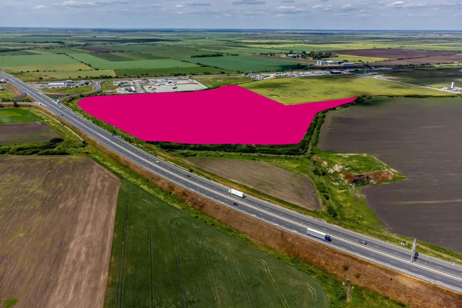 Investiție strategică: Teren cu PUZ pentru un parc logistic - Suntem încântați să vă oferim oportunitatea de a achiziționa un teren excepțional, situat strategic pentru dezvoltarea unui parc logistic sau industrial, situat în Pecica, la coborârea de pe Autostrada A1.

Caracteristici principale:
Suprafață: 13 ha
PUZ inclus: Prețul include obținerea PUZ-ului conform specificațiilor și nevoilor clientului, garantând astfel o dezvoltare sigură, rapidă și eficientă.
Localizare strategică: Terenul este vizibil de pe Autostrada A1, înainte de coborârea către Pecica, oferind astfel o vizibilitate excelentă și acces facil.

Proximitate față de puncte cheie:
- 30 km de Vama Nădlac
- 14 km de Vama Turnu
- aproape de Arad, oraș de graniță cu Europa de Vest

Vecinătăți și facilități:
DUVENBECK
SMART DIESEL
Platforme de parcare TIR
4 stații de alimentare cu combustibil
Firme de logistică și comerț
Service-uri auto

Această poziționare strategică și infrastructura existentă fac din acest teren o investiție ideală pentru dezvoltarea unui parc logistic modern și eficient, facilitând astfel operațiuni comerciale și de transport de mare anvergură.

Contact:
0721356746 Florin Moș // Consultant imobiliar

Nu ratați șansa de a investi într-o locație cu potențial maxim de creștere și dezvoltare logistică!