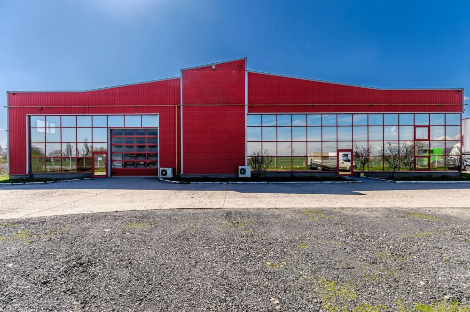 Hală industrială de vânzare 3495 mp în Arad - Spațiu industrial de vânzare în Arad - Ideal pentru antreprenori și pentru investitori.

Hala se poate achiziționa închiriată 100% sau parțial. 
În varianta în care se dorește achiziționarea halei cu chiriași venitul anual garantat din chirii este de 108.000 eur.

Poziționare proprietarte:
Arad Zona Grădiște, la ieșirea către Oradea

Caracteristici principale:
Construită în 2008
Suprafață construită la sol 2.790 mp
Suprafață construită desfășurată 3.495 mp
Suprafață teren 5.994 mp
Înălțime variabilă între 5,7 m și 8,3 m
Construcție metalică robustă

Facilități Premium:
Porți secționale drive-in 4 buc
Electricitate monofazică și trifazică
Utilități apă, canalizare, gaz
Încălzire cu generatoare de aer cald
Sisteme de siguranță cu hidranți interiori si exteriori, alarmă, detectare incendii, evacuare fum și gaze fierbinți, iluminat de siguranță și supraveghere video

Preț: 1.650.000 Euro + TVA 21%

📞 0721356746 FLORIN MOȘ

Cu o vastă experiență în domeniu, vă vom ghida prin fiecare etapă a procesului de tranzacționare, asigurându-ne că tranzacția se desfășoară fără probleme.
Investește Inteligent în viitorul afacerii tale!