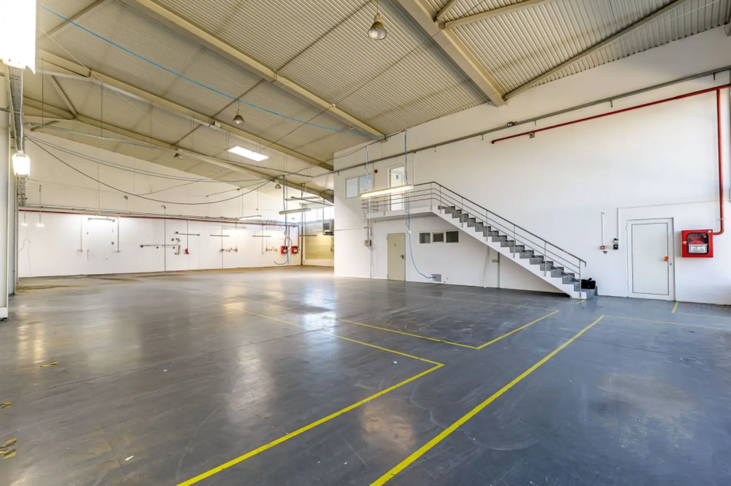 Hală industrială de vânzare 3495 mp în Arad - Spațiu industrial de vânzare în Arad - Ideal pentru antreprenori și pentru investitori.

Hala se poate achiziționa închiriată 100% sau parțial. 
În varianta în care se dorește achiziționarea halei cu chiriași venitul anual garantat din chirii este de 108.000 eur.

Poziționare proprietarte:
Arad Zona Grădiște, la ieșirea către Oradea

Caracteristici principale:
Construită în 2008
Suprafață construită la sol 2.790 mp
Suprafață construită desfășurată 3.495 mp
Suprafață teren 5.994 mp
Înălțime variabilă între 5,7 m și 8,3 m
Construcție metalică robustă

Facilități Premium:
Porți secționale drive-in 4 buc
Electricitate monofazică și trifazică
Utilități apă, canalizare, gaz
Încălzire cu generatoare de aer cald
Sisteme de siguranță cu hidranți interiori si exteriori, alarmă, detectare incendii, evacuare fum și gaze fierbinți, iluminat de siguranță și supraveghere video

Preț: 1.650.000 Euro + TVA 21%

📞 0721356746 FLORIN MOȘ

Cu o vastă experiență în domeniu, vă vom ghida prin fiecare etapă a procesului de tranzacționare, asigurându-ne că tranzacția se desfășoară fără probleme.
Investește Inteligent în viitorul afacerii tale!