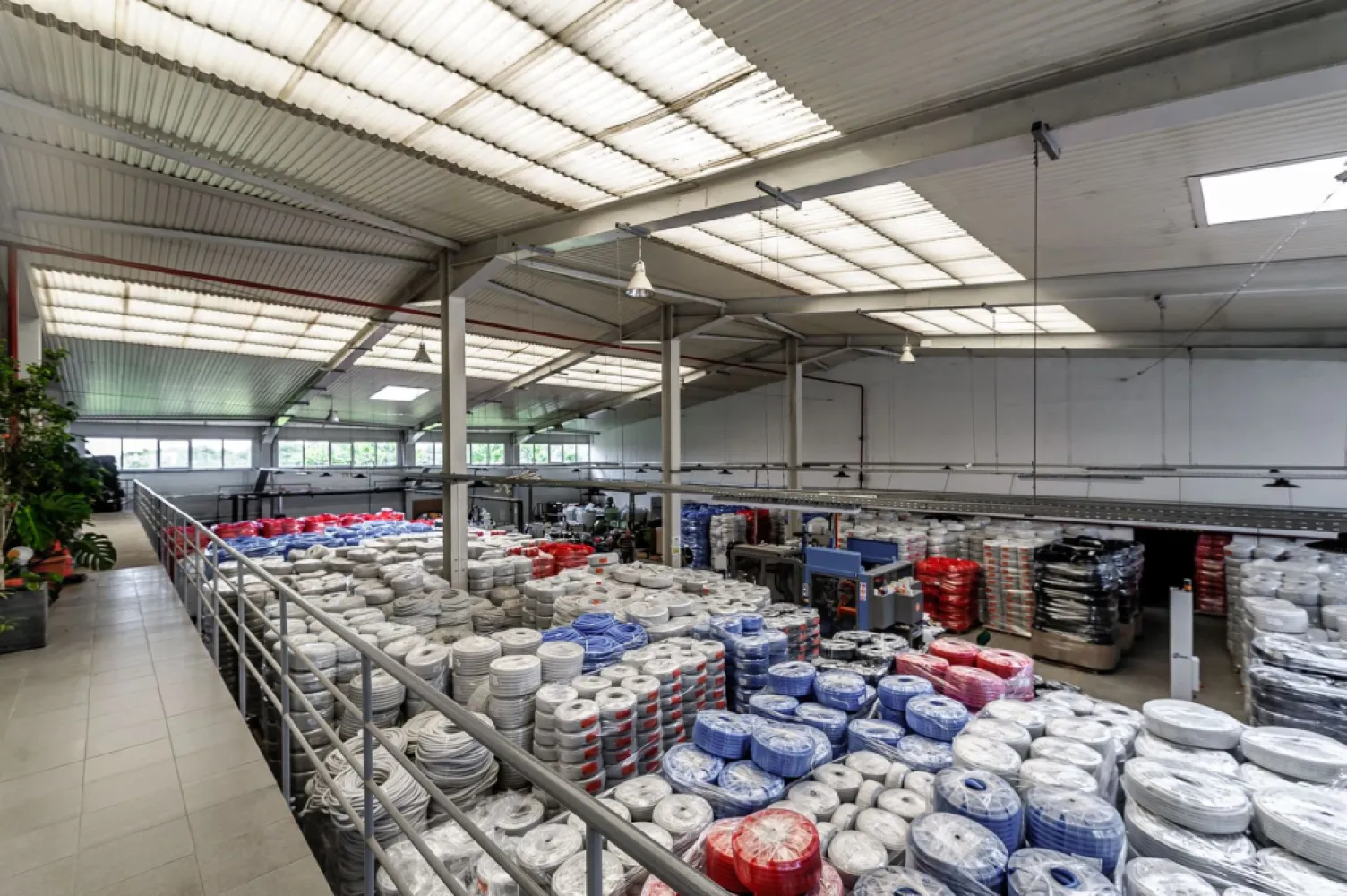 Hală industrială de vânzare 3495 mp în Arad - Spațiu industrial de vânzare în Arad - Ideal pentru antreprenori și pentru investitori.

Hala se poate achiziționa închiriată 100% sau parțial. 
În varianta în care se dorește achiziționarea halei cu chiriași venitul anual garantat din chirii este de 108.000 eur.

Poziționare proprietarte:
Arad Zona Grădiște, la ieșirea către Oradea

Caracteristici principale:
Construită în 2008
Suprafață construită la sol 2.790 mp
Suprafață construită desfășurată 3.495 mp
Suprafață teren 5.994 mp
Înălțime variabilă între 5,7 m și 8,3 m
Construcție metalică robustă

Facilități Premium:
Porți secționale drive-in 4 buc
Electricitate monofazică și trifazică
Utilități apă, canalizare, gaz
Încălzire cu generatoare de aer cald
Sisteme de siguranță cu hidranți interiori si exteriori, alarmă, detectare incendii, evacuare fum și gaze fierbinți, iluminat de siguranță și supraveghere video

Preț: 1.650.000 Euro + TVA 21%

📞 0721356746 FLORIN MOȘ

Cu o vastă experiență în domeniu, vă vom ghida prin fiecare etapă a procesului de tranzacționare, asigurându-ne că tranzacția se desfășoară fără probleme.
Investește Inteligent în viitorul afacerii tale!