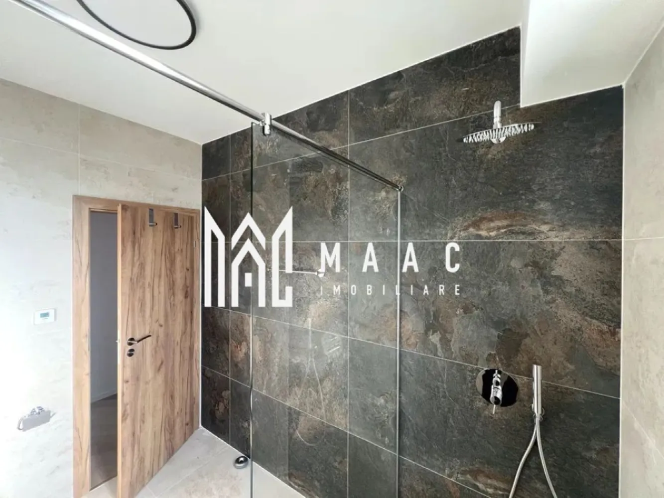 Apartament modern | 3 camere | Prima Inchiriere - MAAC Imobiliare vă propune spre inchiriere un apartament modern cu 3 camere, situat central, într-un bloc nou, într-o zonă extrem de căutată a Sibiului, în imediata apropiere a noului mall și la doar 5 minute de mers pe jos de Facultatea de Medicină. Proprietatea este ideală atât pentru rezidenta, cât și pentru investiție, datorită poziției excelente și nivelului ridicat de finisare. Apartamentul are o suprafață utilă de 73 mp și este amplasat la etajul 3. Compartimentarea este eficientă și practică, oferind un spațiu aerisit și confortabil. Locuința este finisată cu ajutorul unui designer, se predă complet mobilată și utilată, cu mobilier și electrocasnice noi, totul fiind pregătit pentru mutare imediată. Confortul termic este asigurat prin sistem de încălzire în pardoseală, iar siguranța prin videointerfon. În preț este inclus și un loc de parcare privat, un avantaj important în zona centrală. Imobilul se află într-un bloc nou, cu acces rapid către centre comerciale, instituții de învățământ, mijloace de transport și toate facilitățile urbane. Se percepe garantie in cuantumul a 2 chirii. Nu se accepta animale de companie. Pentru mai multe detalii și programarea unei vizionări, vă rugăm să ne contactați menționând ID: CP2904285 }}