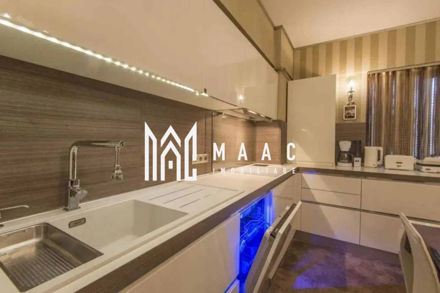 Apartament 3 camere | 110 mp I Zona Mihai Viteazul - MAAC Imobiliare vă propune spre închiriere un apartament cu 3 camere, situat într-o zonă foarte bine cotată pe piața imobiliară – Mihai Viteazu, aproape de școli, grădinițe și principalele puncte de interes ale orașului. Locuința are o suprafață utilă generoasă de 110 mp și este compartimentată eficient, oferind confort și funcționalitate la standarde ridicate. Zona de zi este formată dintr-un living spațios cu bucătărie open-space, completată de două dormitoare mari, două băi luminoase (ambele cu geam) și un balcon. Locuința este complet mobilată și utilată, beneficiind de dotări precum aer condiționat, mașină de spălat rufe, mașină de spălat vase, cuptor și parchet din lemn masiv. În plus, apartamentul dispune de garaj subteran și acces la lift. Se percepe o garantie in valoarea unei chirii lunare. Nu se accepta animale de companie. Pentru mai multe detalii va rugam specificati telefonic ID: CP2904319 }}
