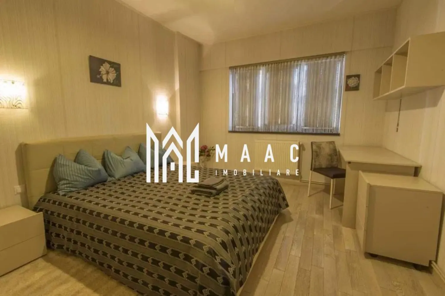 Apartament 3 camere | 110 mp I Zona Mihai Viteazul - MAAC Imobiliare vă propune spre închiriere un apartament cu 3 camere, situat într-o zonă foarte bine cotată pe piața imobiliară – Mihai Viteazu, aproape de școli, grădinițe și principalele puncte de interes ale orașului. Locuința are o suprafață utilă generoasă de 110 mp și este compartimentată eficient, oferind confort și funcționalitate la standarde ridicate. Zona de zi este formată dintr-un living spațios cu bucătărie open-space, completată de două dormitoare mari, două băi luminoase (ambele cu geam) și un balcon. Locuința este complet mobilată și utilată, beneficiind de dotări precum aer condiționat, mașină de spălat rufe, mașină de spălat vase, cuptor și parchet din lemn masiv. În plus, apartamentul dispune de garaj subteran și acces la lift. Se percepe o garantie in valoarea unei chirii lunare. Nu se accepta animale de companie. Pentru mai multe detalii va rugam specificati telefonic ID: CP2904319 }}